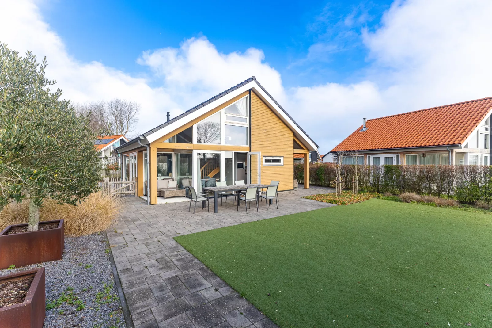 Zonnedorp 7 De Meerpaal in Renesse | Comfortable holiday house close to the beach - Buitenkant zomer