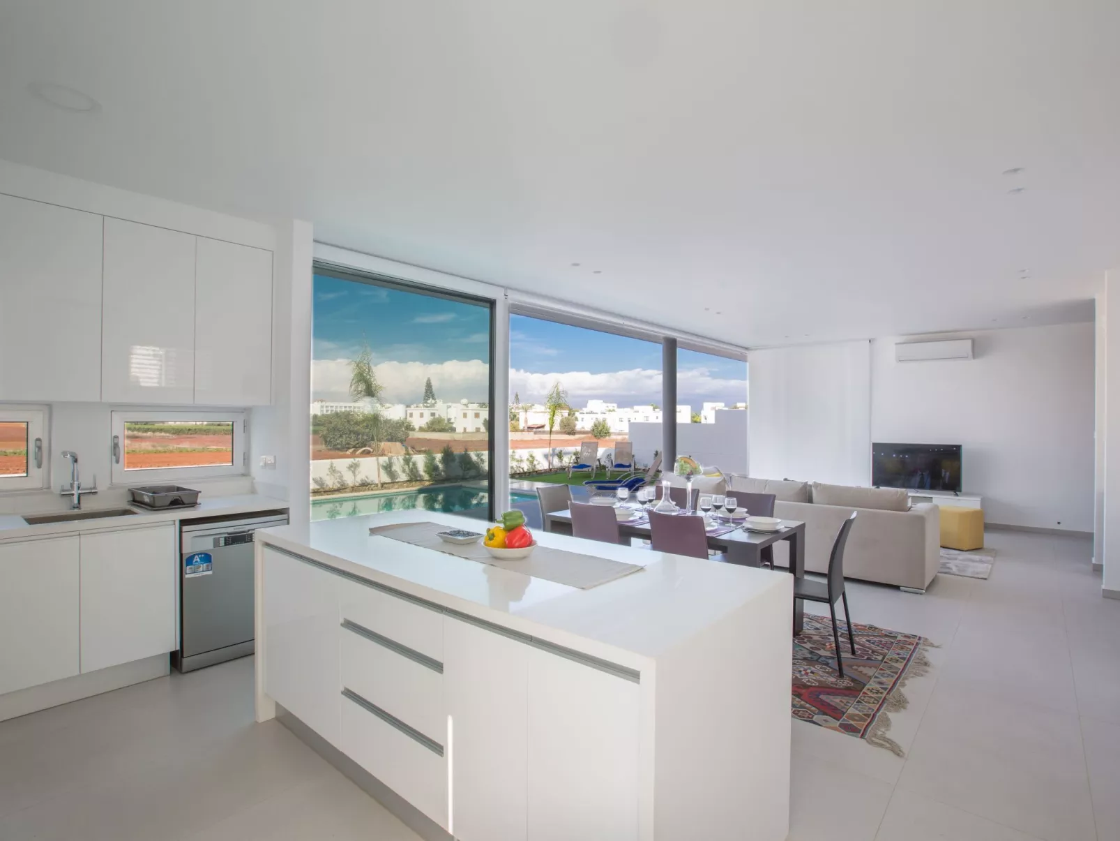 3-Schlafzimmer-Villa mit Pool, Dachgarten, Meerblick - Image-tags.info