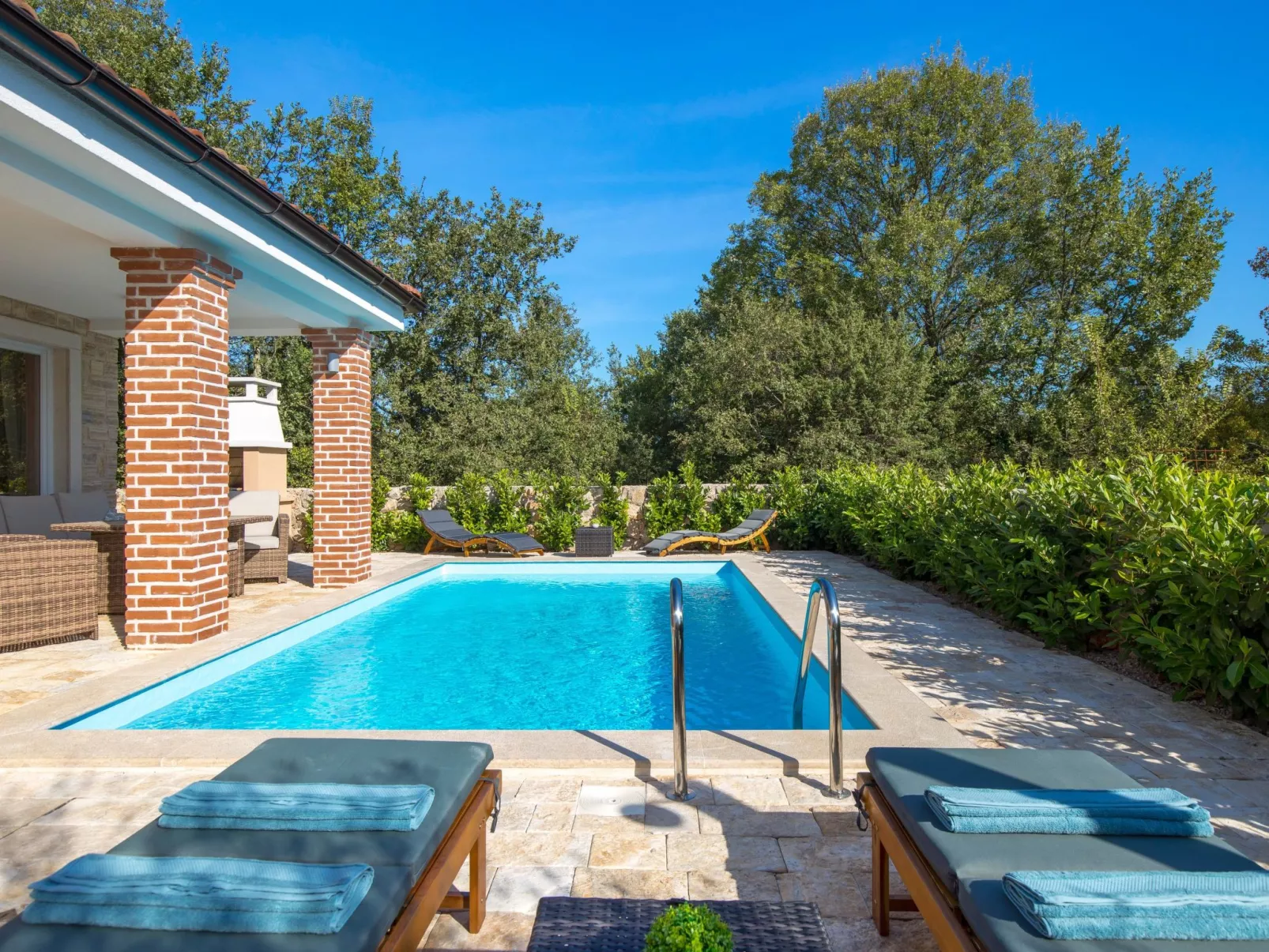 Romantische Villa mit Pool, umgeben von Natur - Image-tags.info