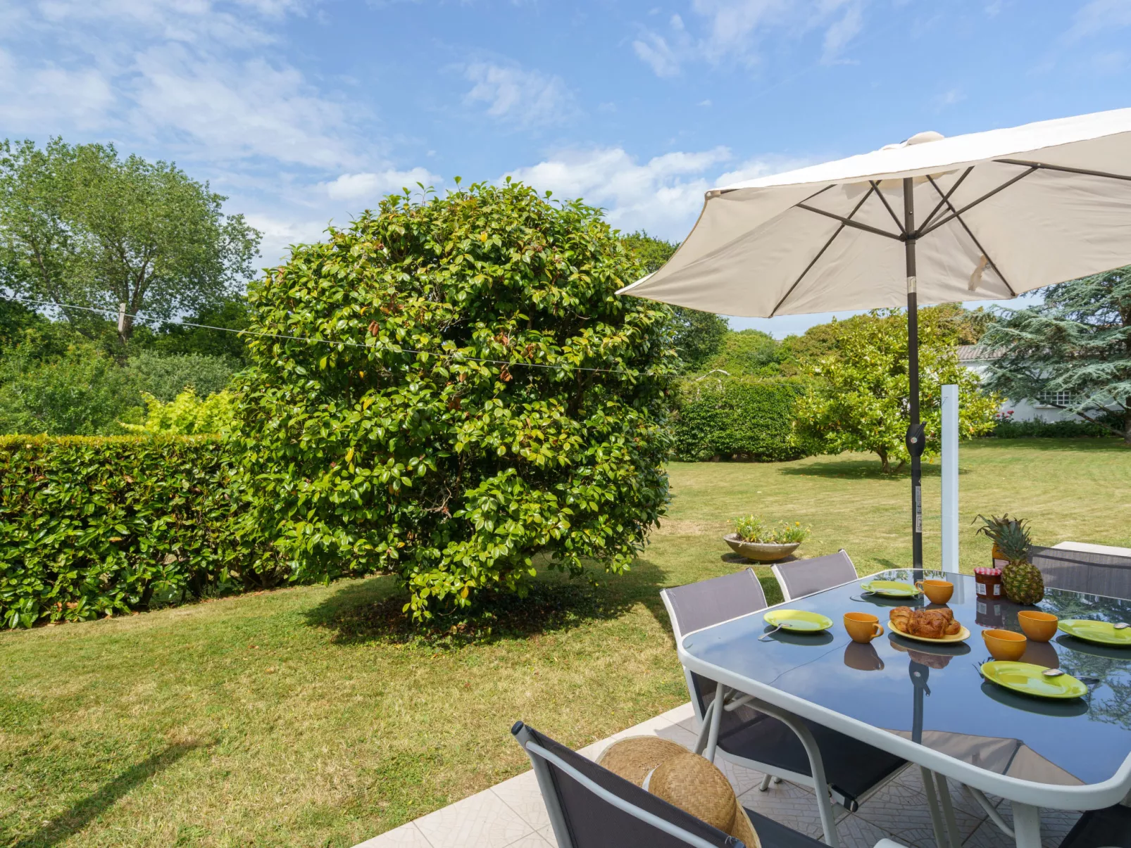 Les Volets Rouges-Buiten