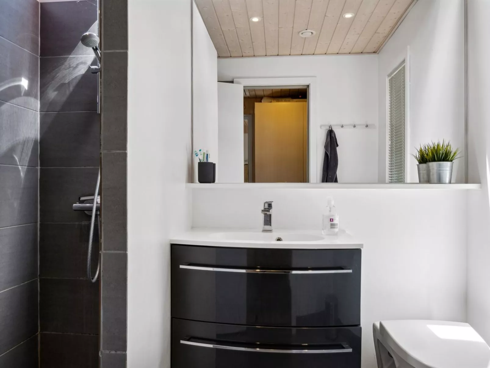 "Wale" - 100m from the sea-Binnen