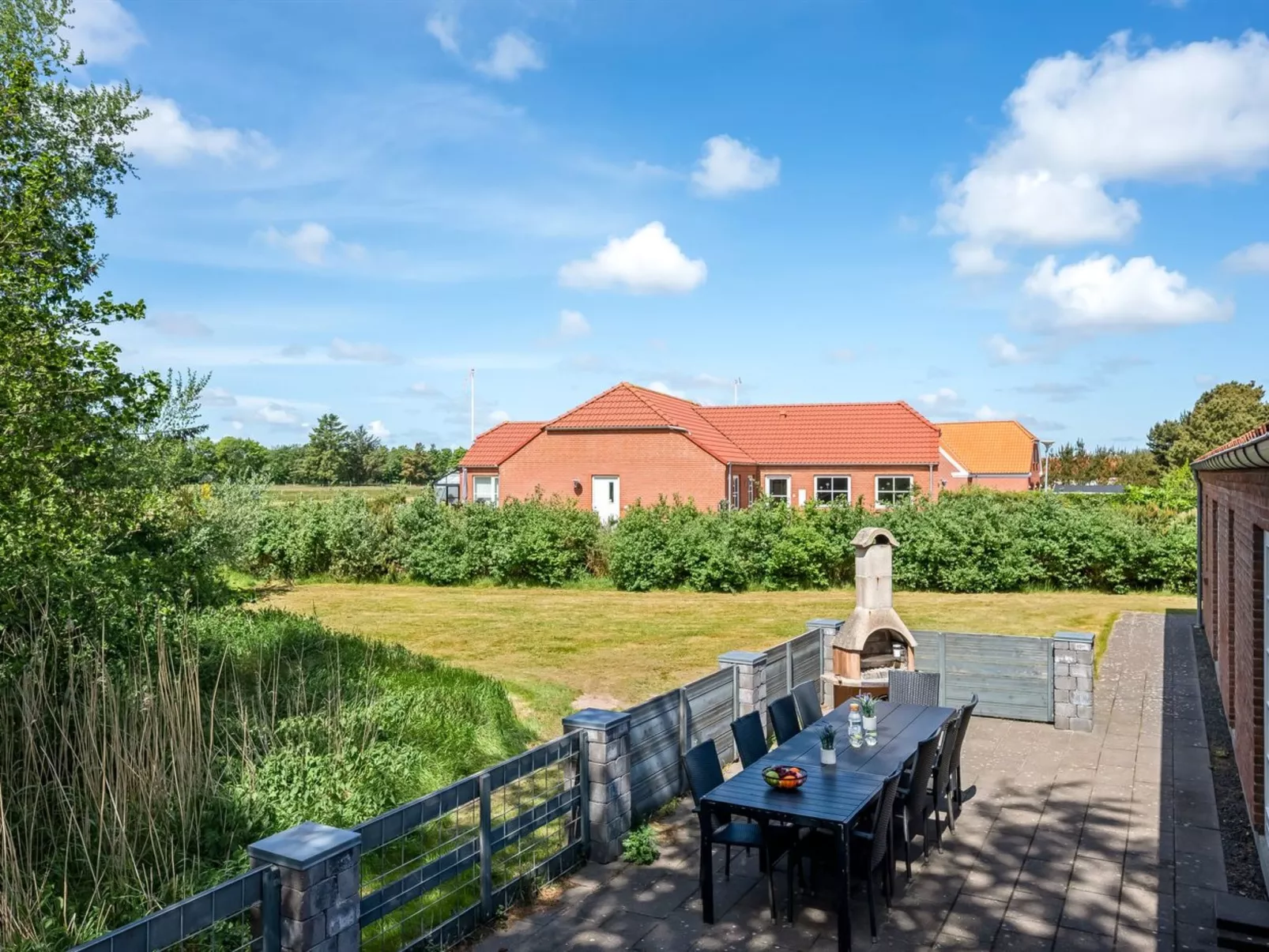 "Sod" - 3.2km from the sea - Buiten