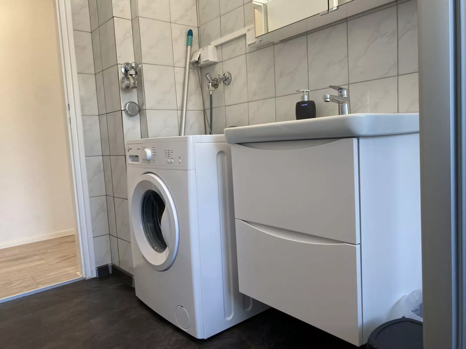 SAD151 Moderne Monteurwohnung mit Balkon - Image-tags.info