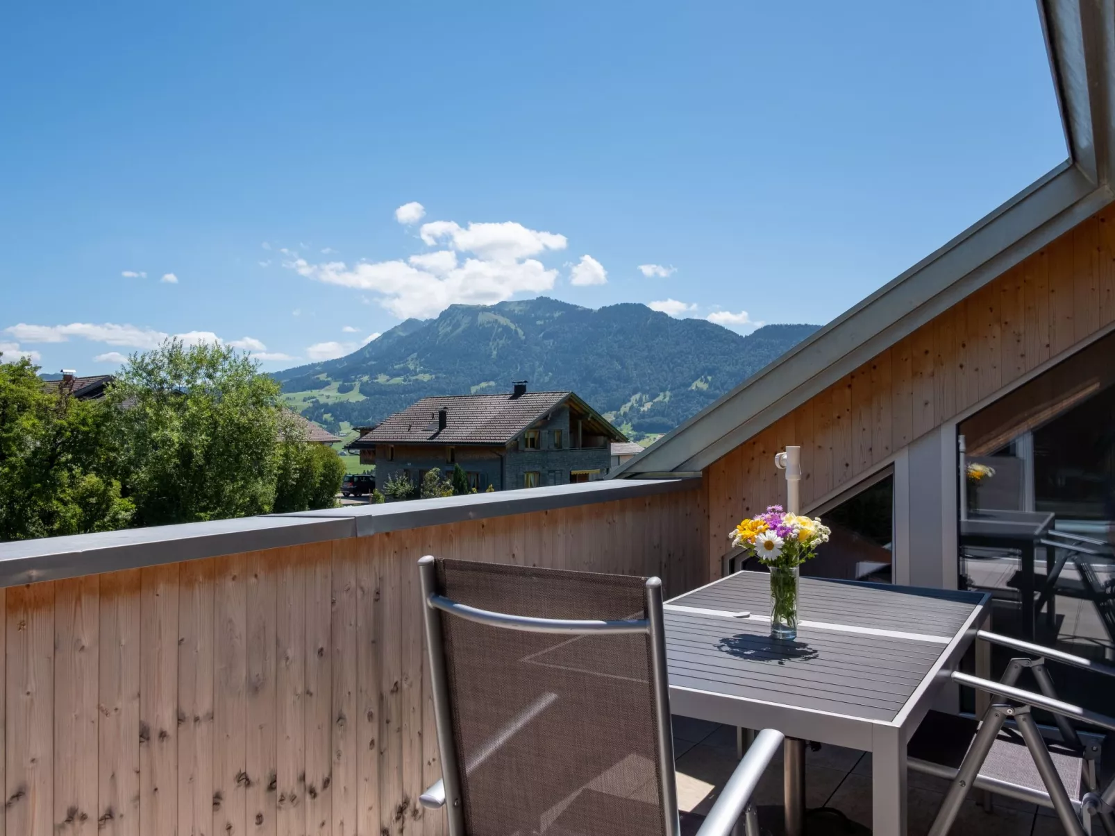 Ruhig mit einem herrlichen Blick auf die Berge. - Image-tags.info