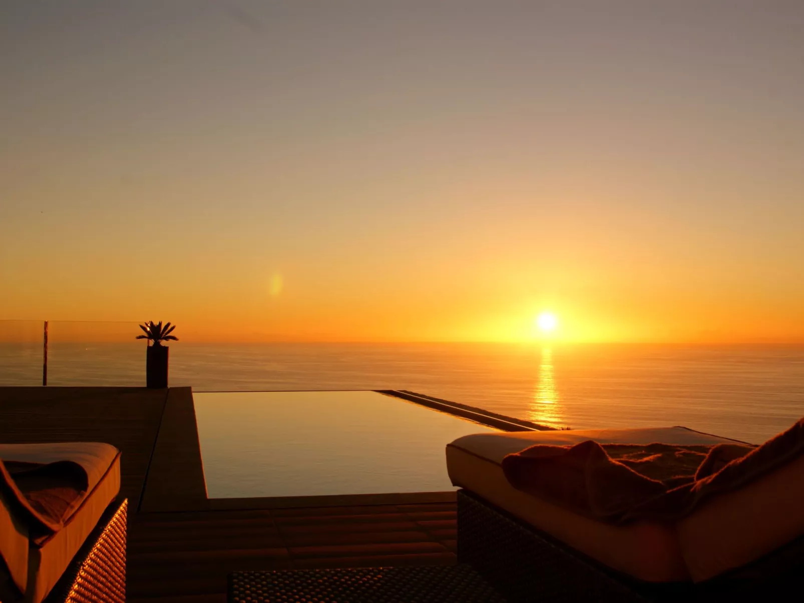 Moderne Architekten-Villa mit Infinity-Pool und Meerblick - Image-tags.info