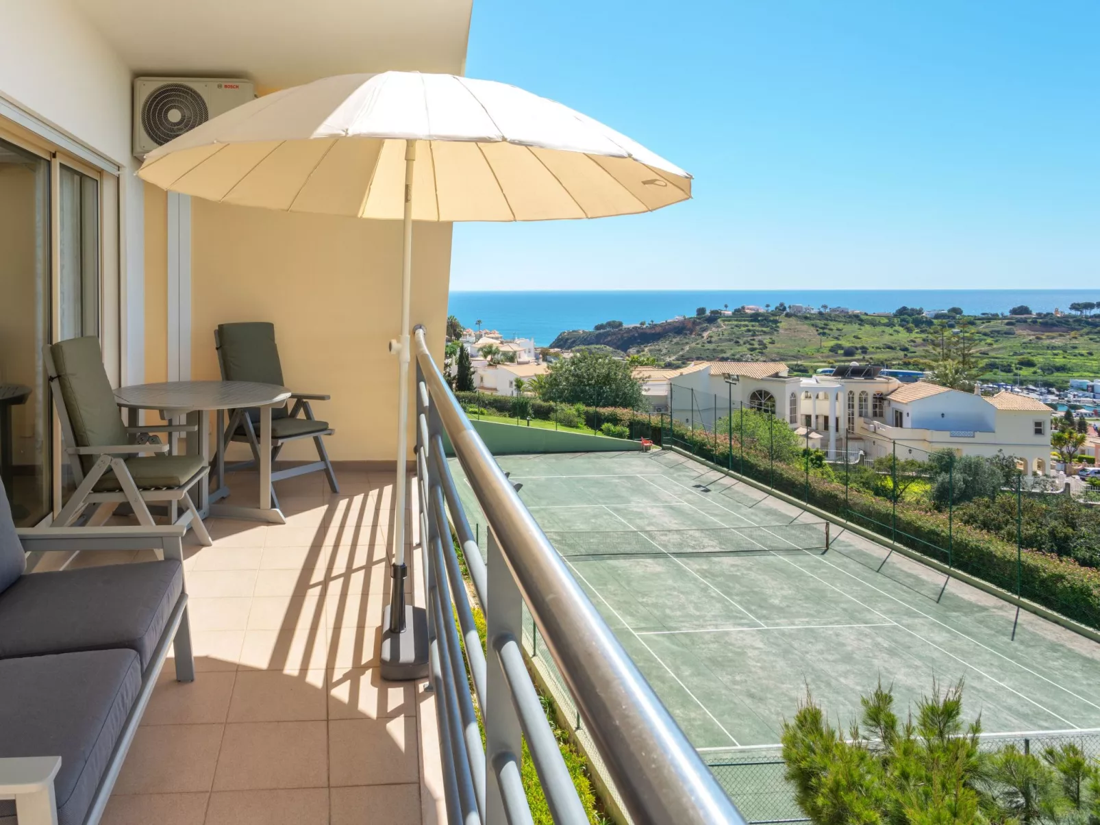 "Elena 2" mit Blick auf das Wasser - Image-tags.info