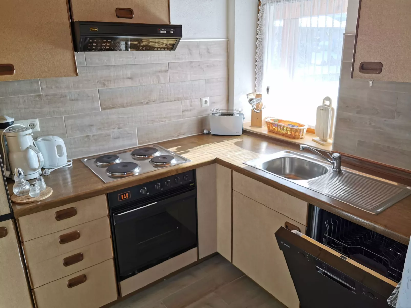 Mit komplett eingerichteter Küchenzeile im Wohnraum - Image-tags.info