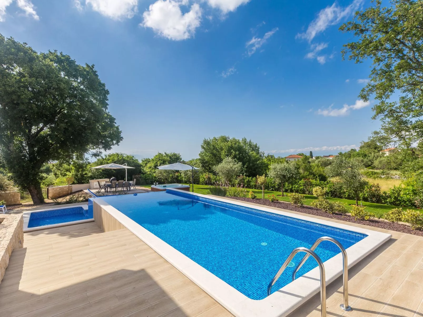 Schöne Villa in einer ruhigen Umgebung mit Pool - Image-tags.info