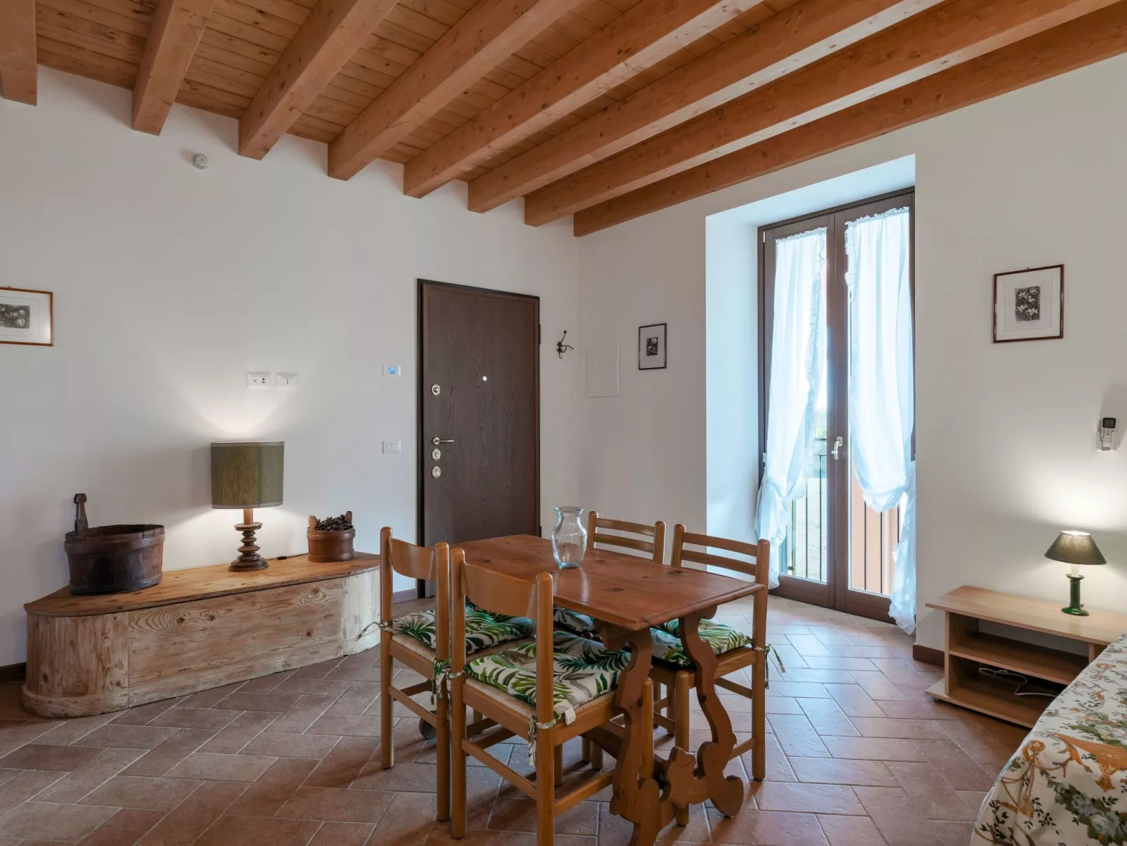 Zweizimmerwohnung mit Doppelbett und zwei Schlafsofas - Image-tags.info