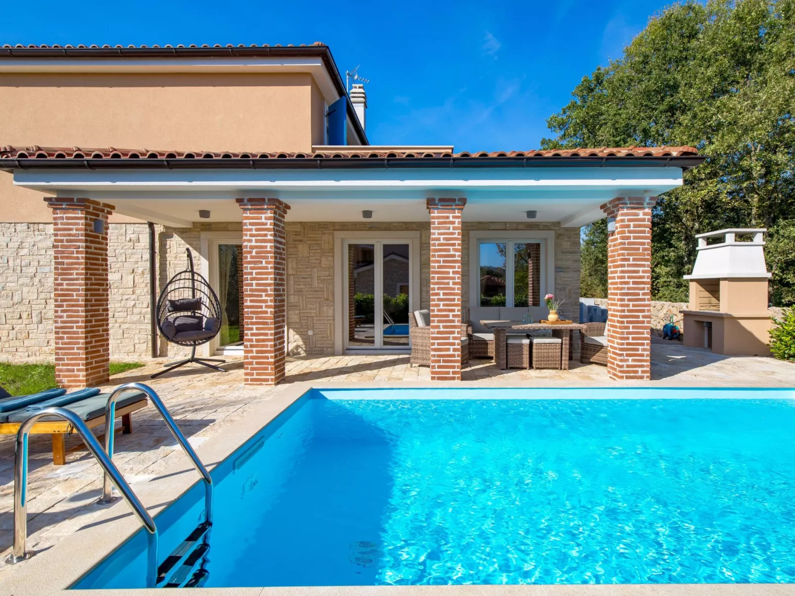 Romantische Villa mit Pool, umgeben von Natur - Image-tags.info