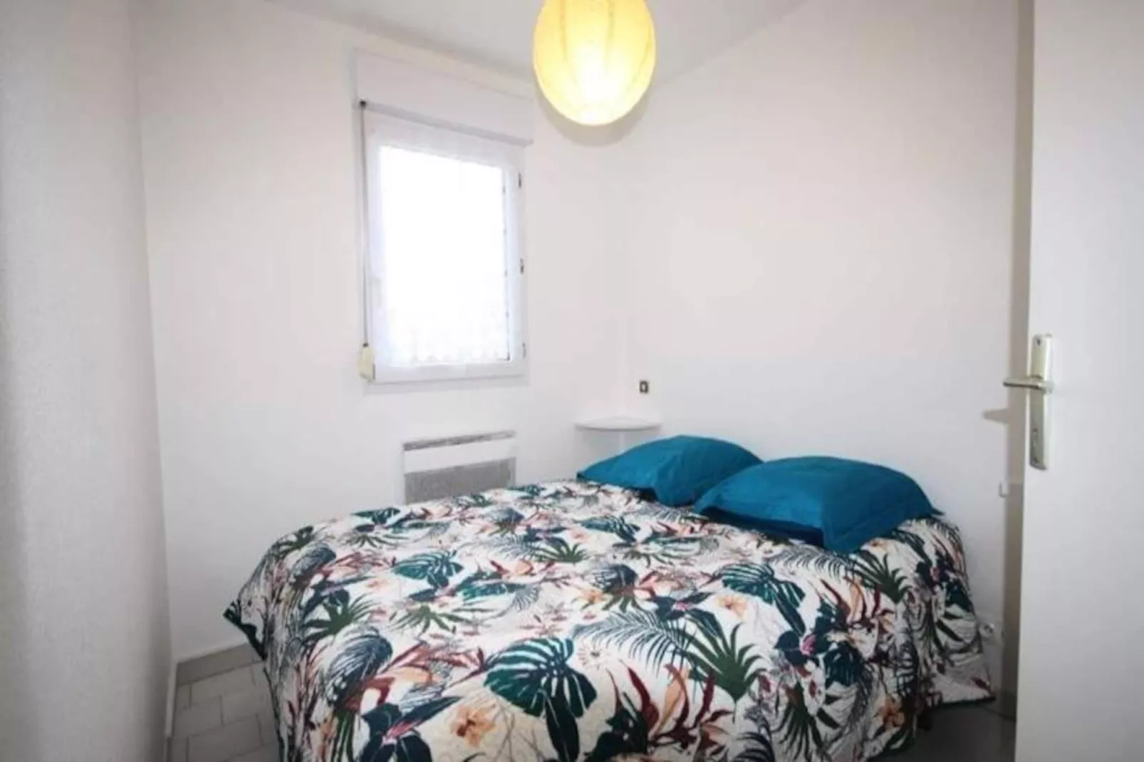 Le Douillet Sur Le Port Et La Plage-Niet-getagd