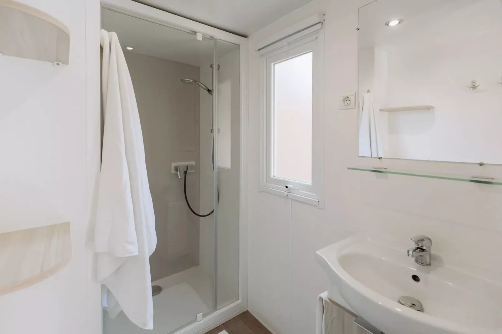 HOLA CAMP SITGES GARROFER-Bungalow Comfort 6-Badkamer