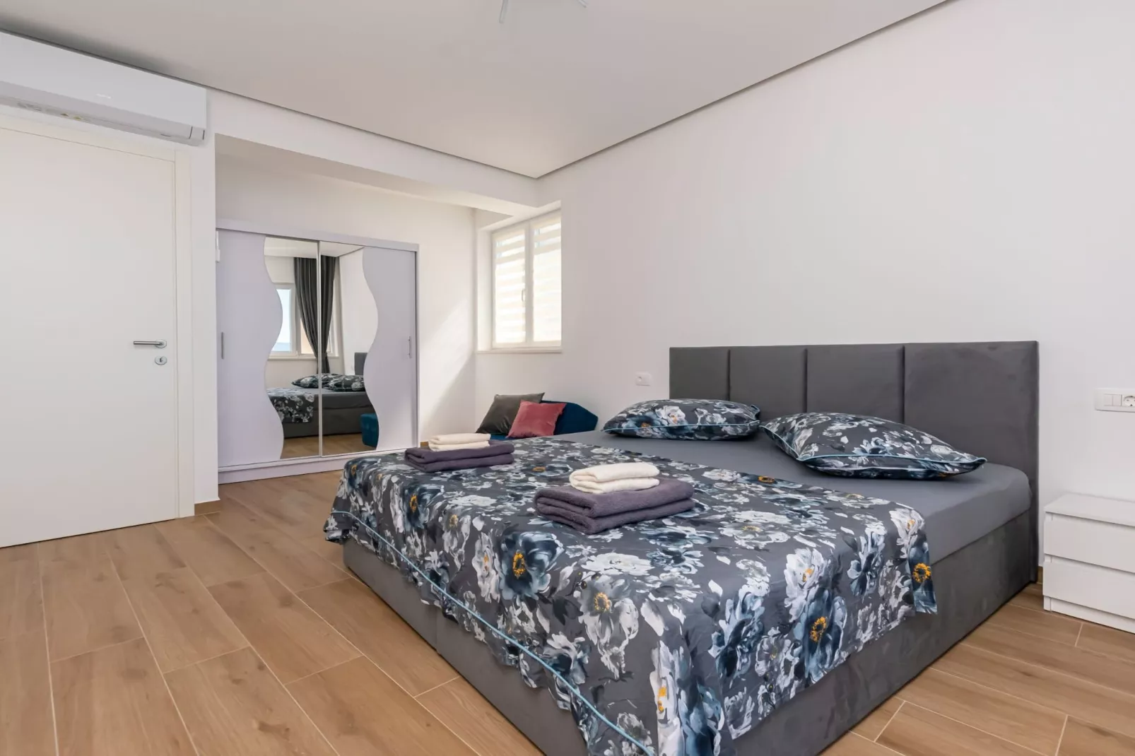 Apartments Hope (Dugi Rat) - Three-Bedroom Apartment with Jacuzzi  (Stanko) - Slaapkamer