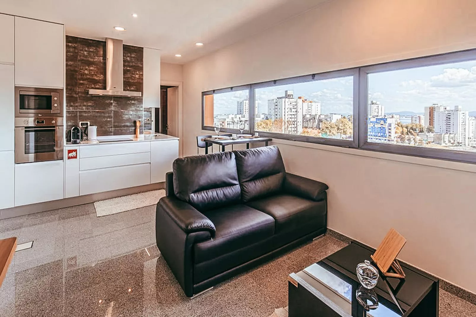 Trendy Apartment River View By Gthouse - Woonkamer