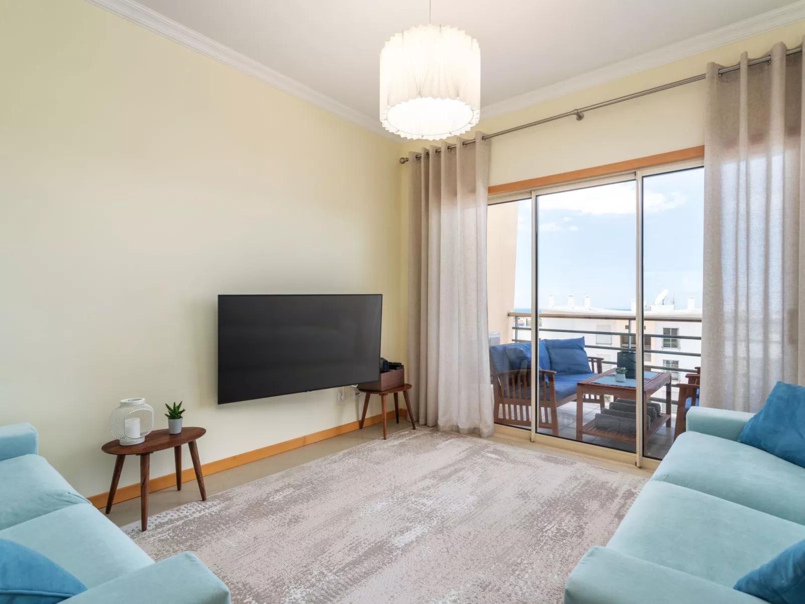 "Elena 1" mit Blick auf das Wasser - Image-tags.info