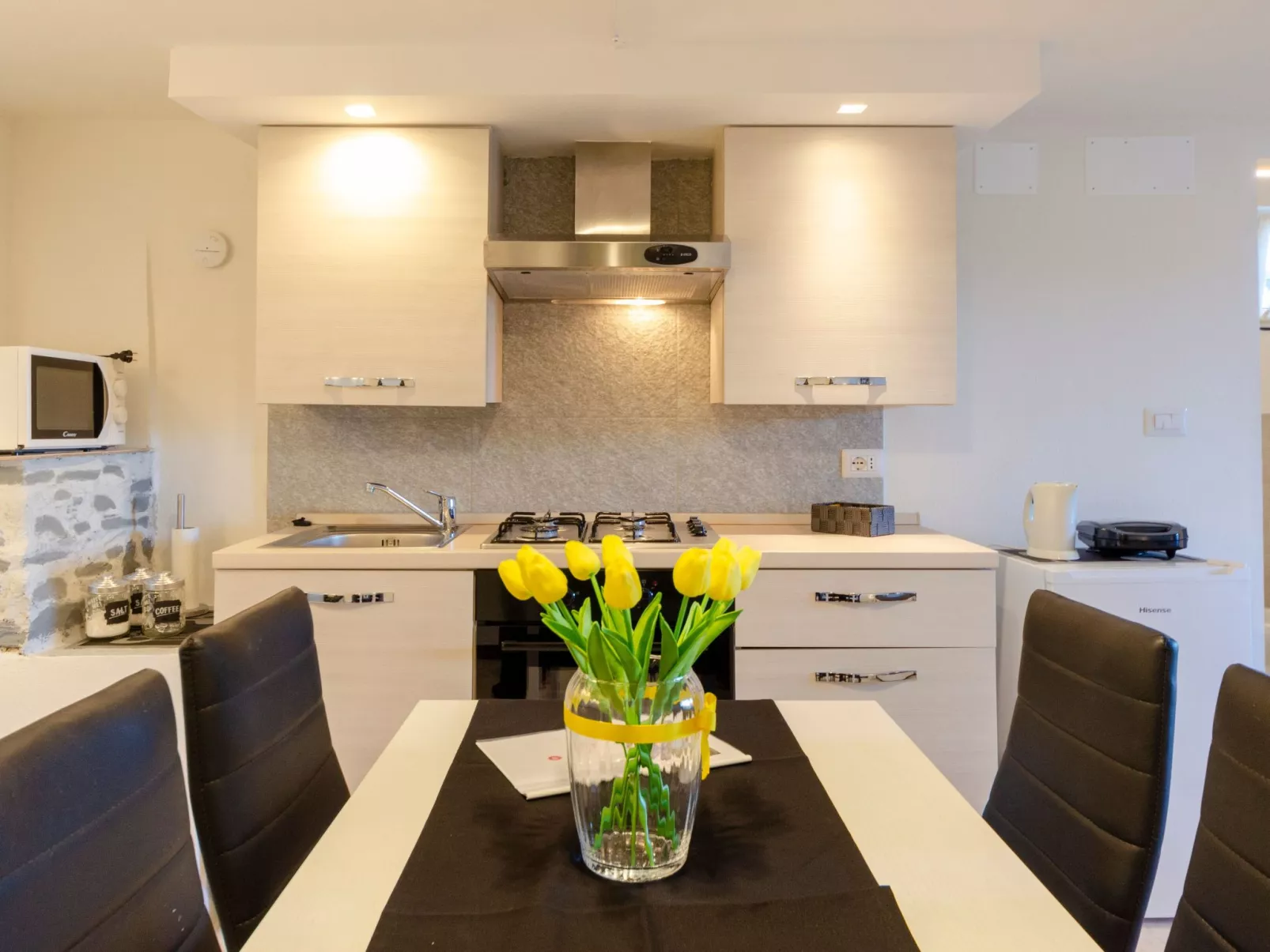 Einzimmerwohnung mit Terrasse und Blick auf den Berg - Image-tags.info