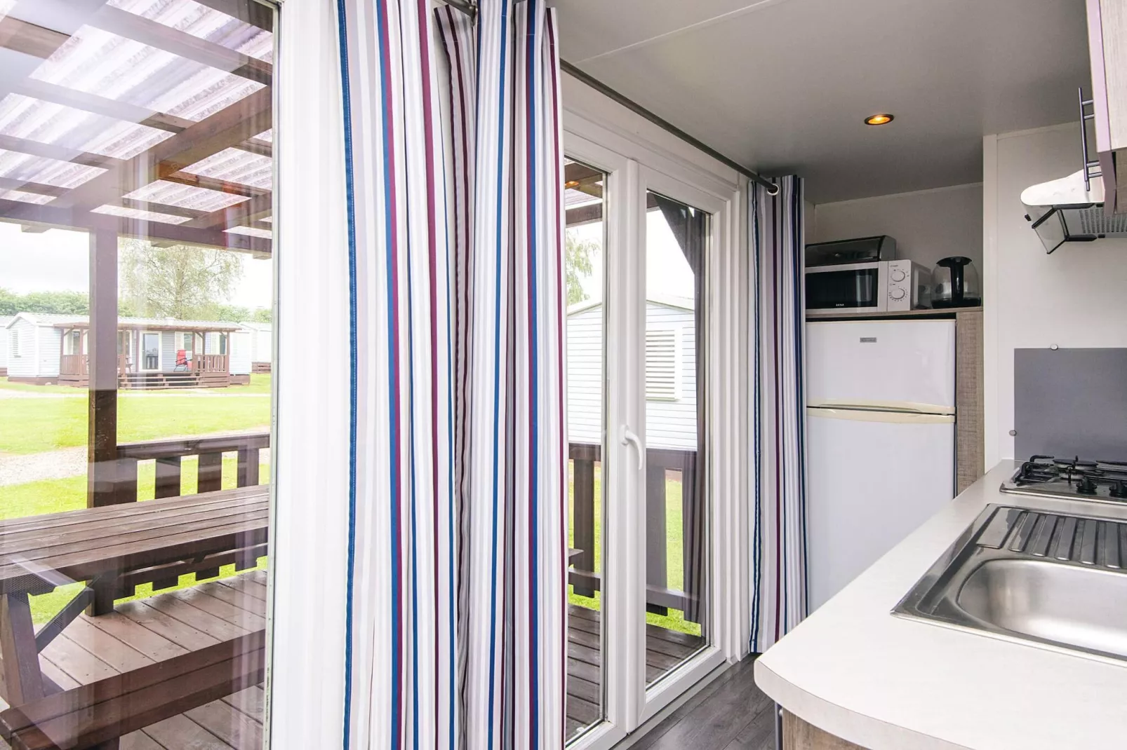 Mobile homes til 6 pers., med bad-Binnen