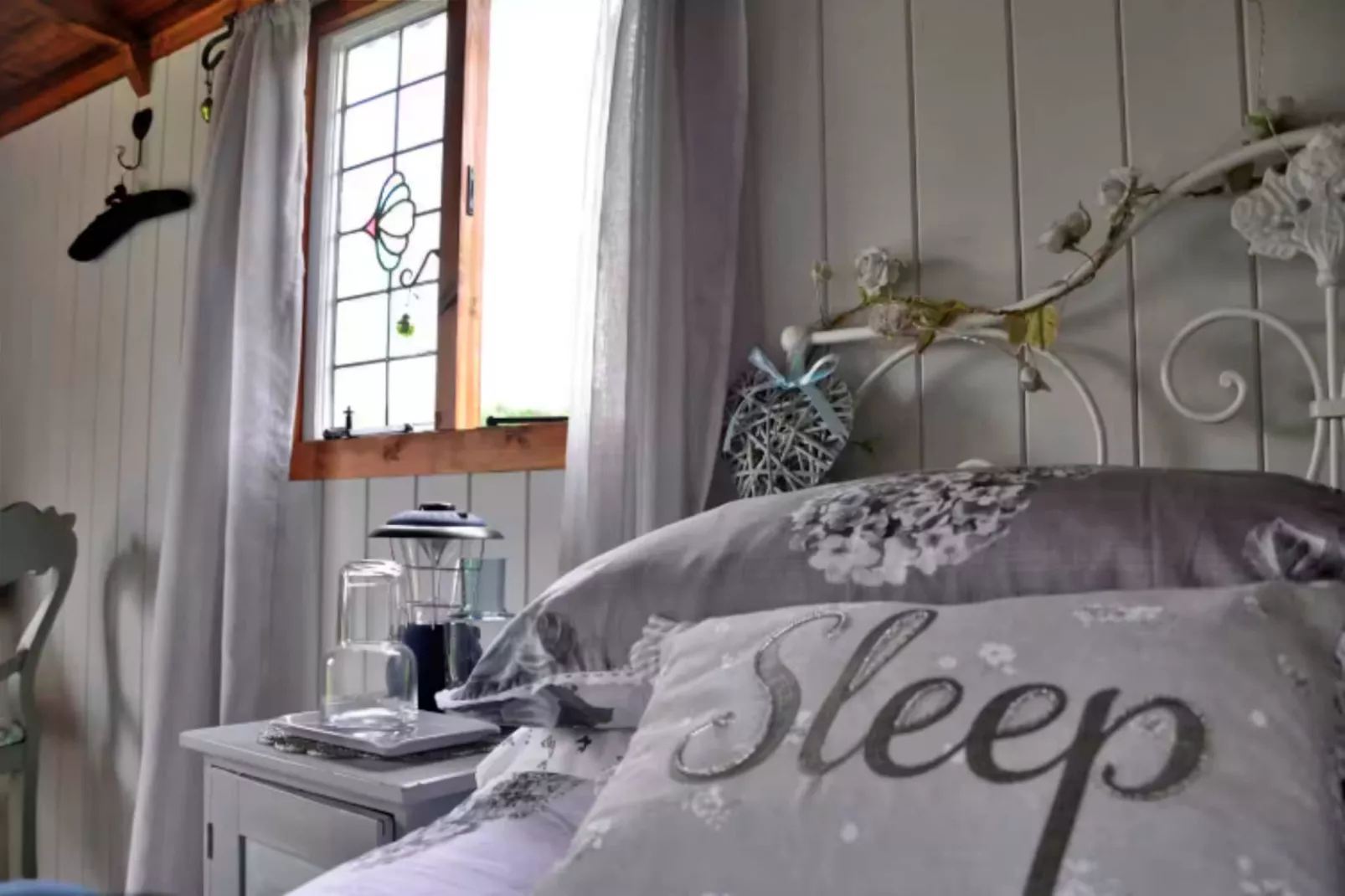 Shepherd's Hut at Hilltop Farm-Slaapkamer