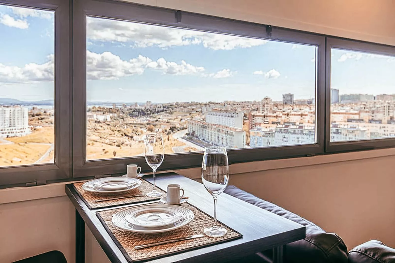 Trendy Apartment River View By Gthouse - Eetkamer