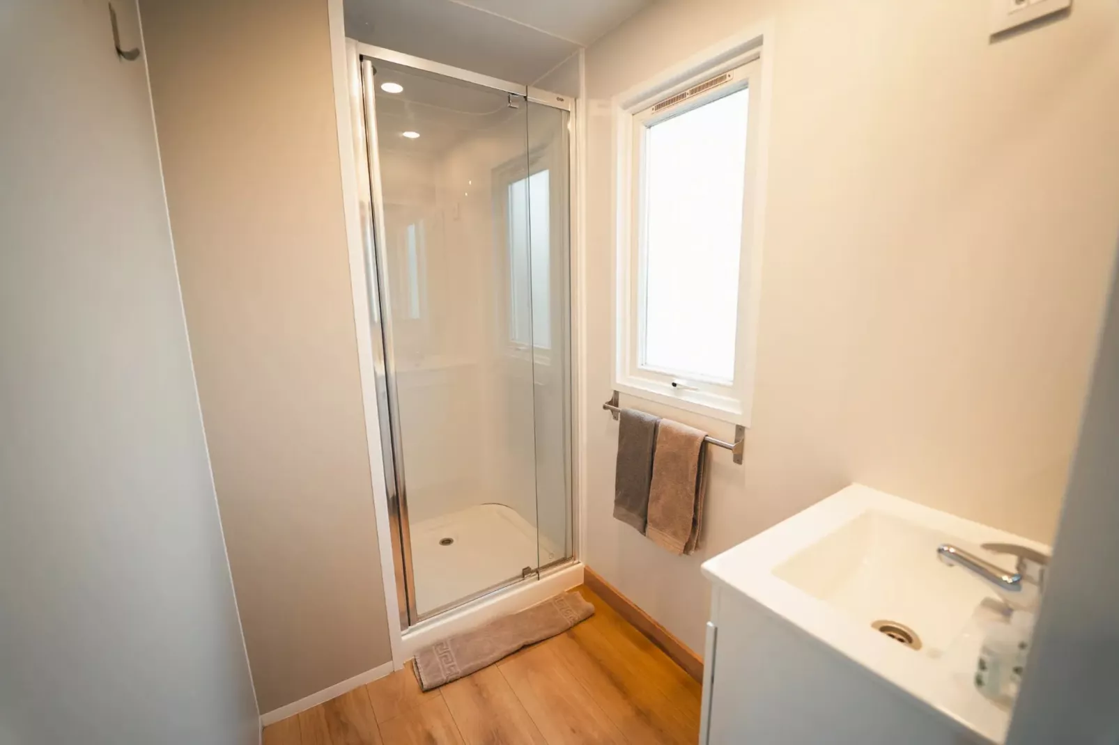 HOLA CAMP CHILCHES-Comfort 4-Badkamer