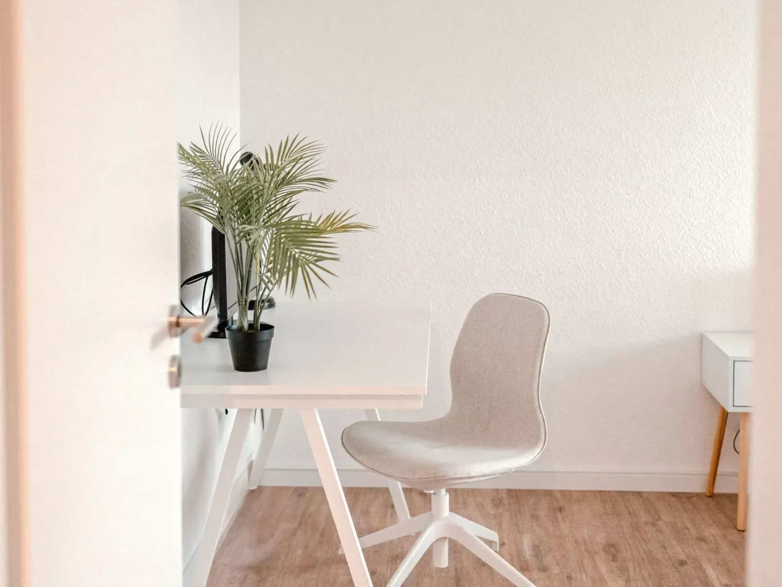 Apartment mit Küche, Arbeitsplatz und xxl Sofa - Image-tags.info