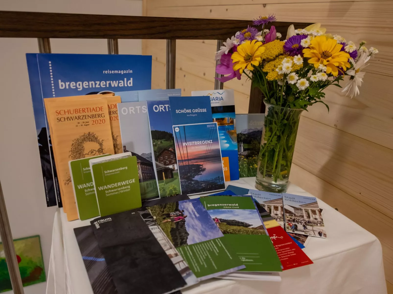 Ruhig mit einem herrlichen Blick auf die Berge. - Image-tags.info