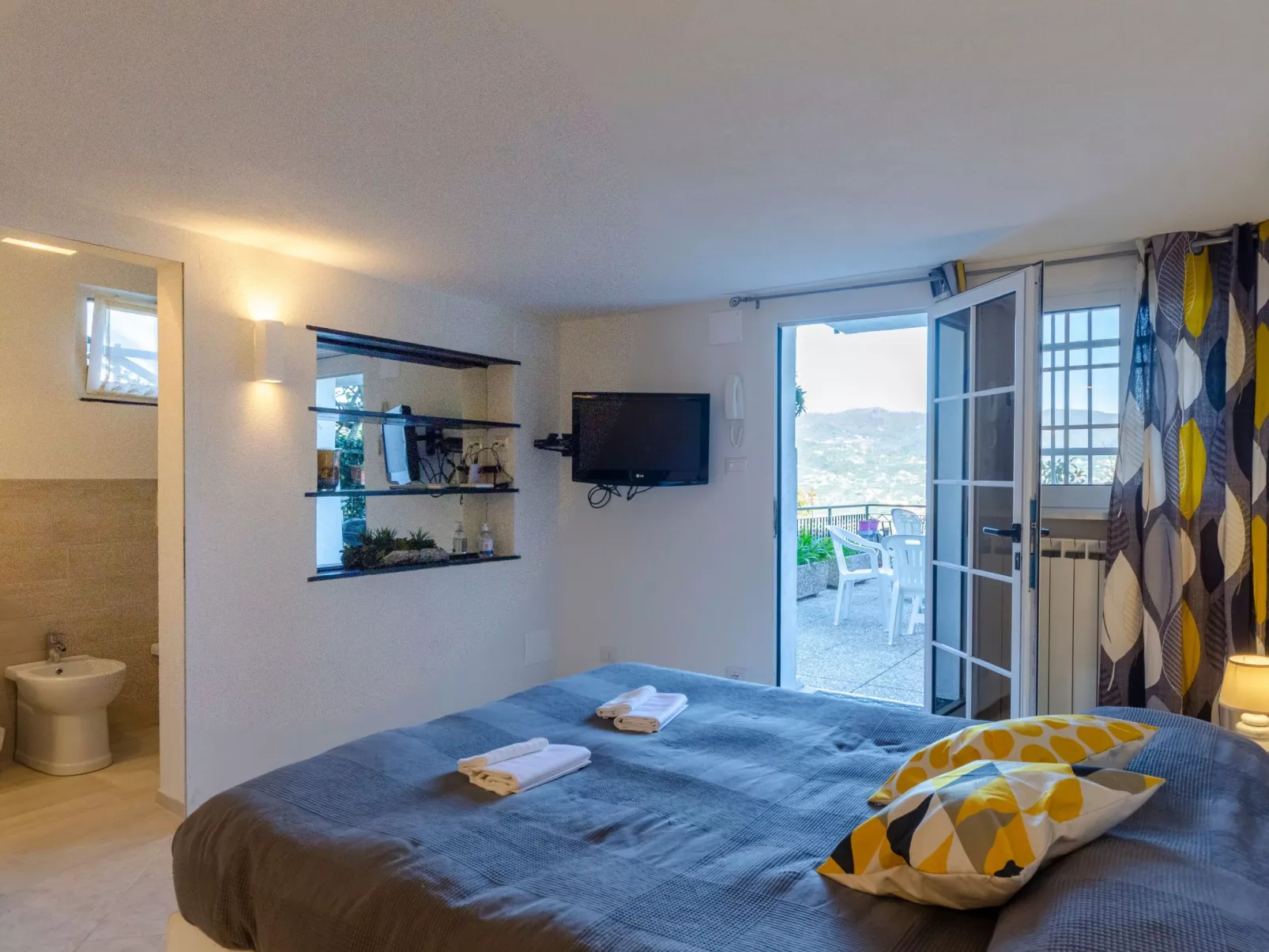 Einzimmerwohnung mit Terrasse und Blick auf den Berg - Image-tags.info