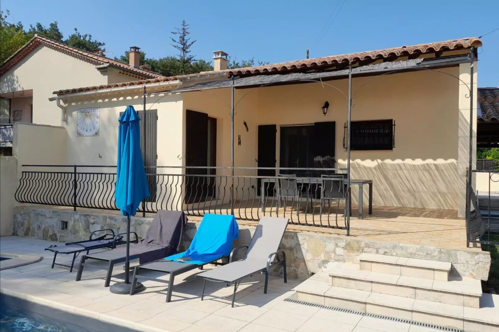 Ferienhaus in Vaison-la-Romaine-Buitenkant zomer