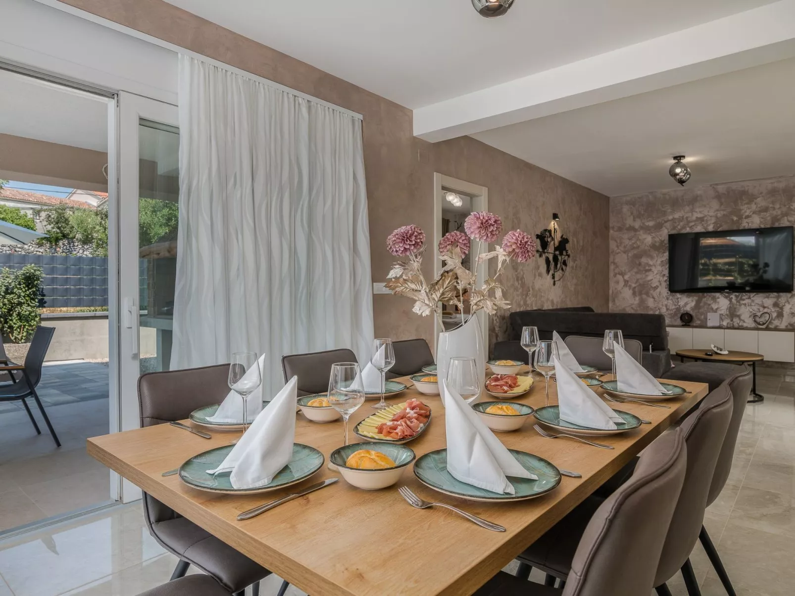 Luxuriöse Villa mit Salzwasserpool in einer ruhigen Gegend - Image-tags.info