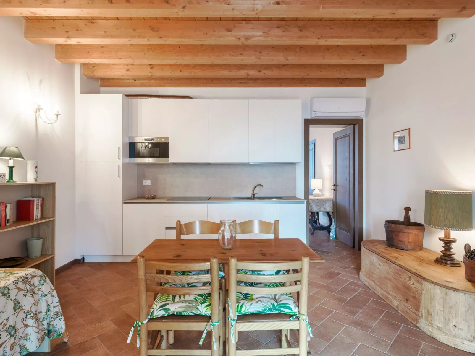 Zweizimmerwohnung mit Doppelbett und zwei Schlafsofas - Image-tags.info