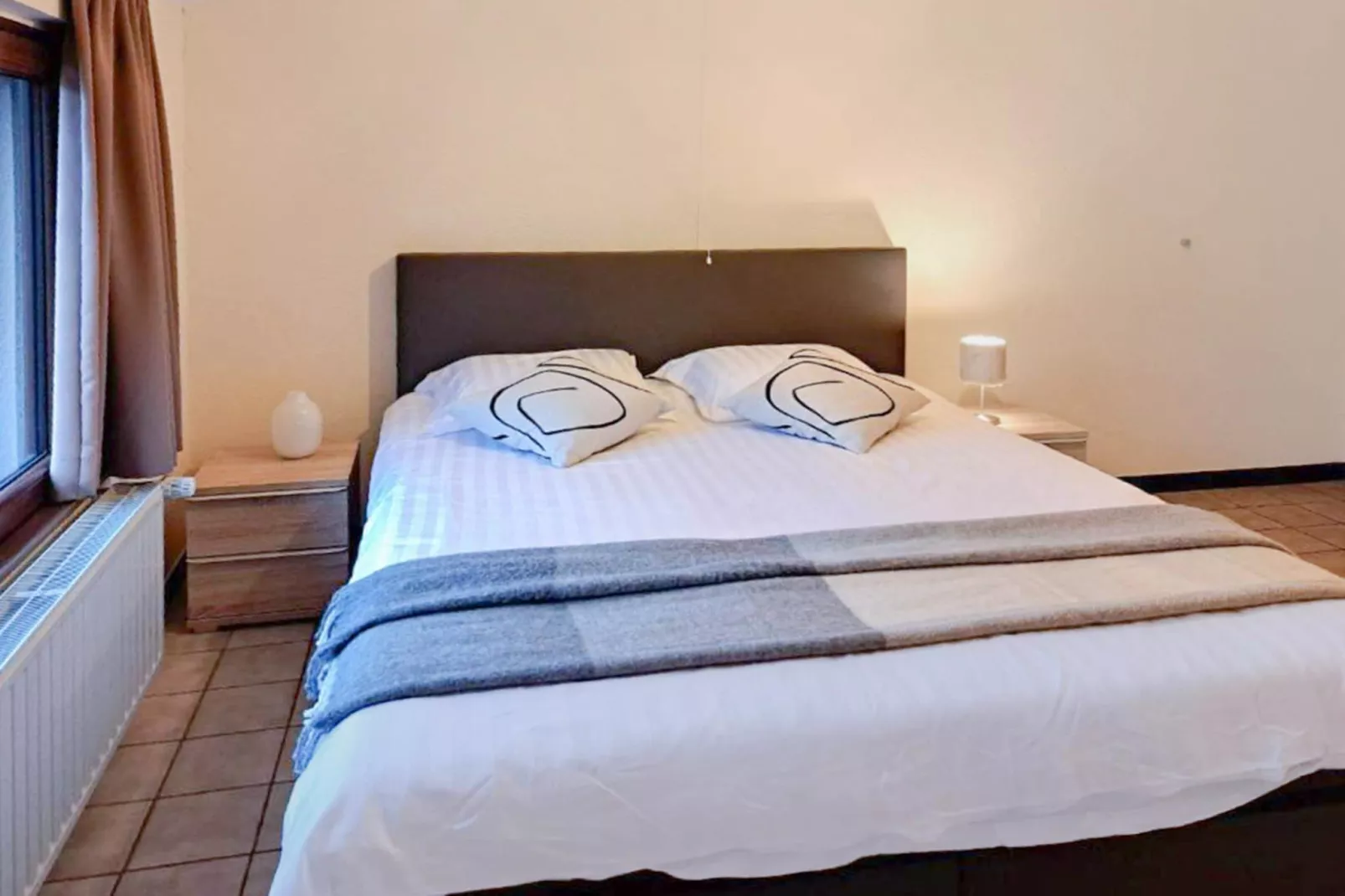 Au Coeur d'Alle - Double Room with Large Double Bed-Slaapkamer