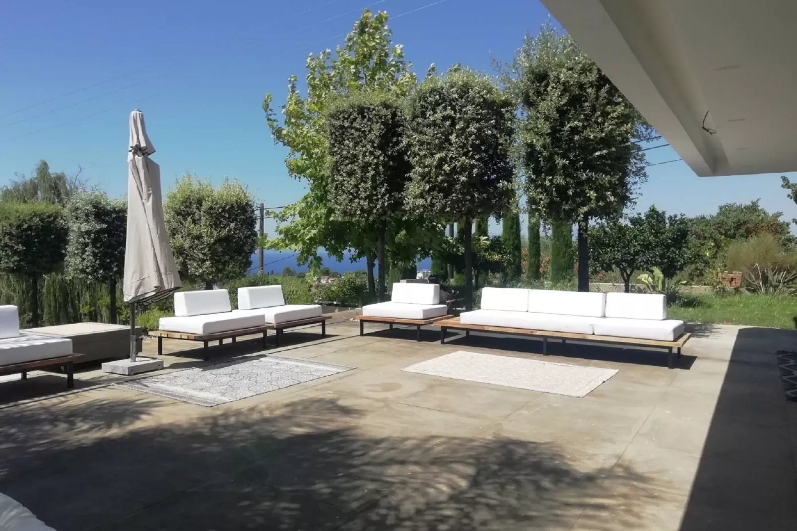 Luxury Villa at Vrahniou-Tuinen zomer