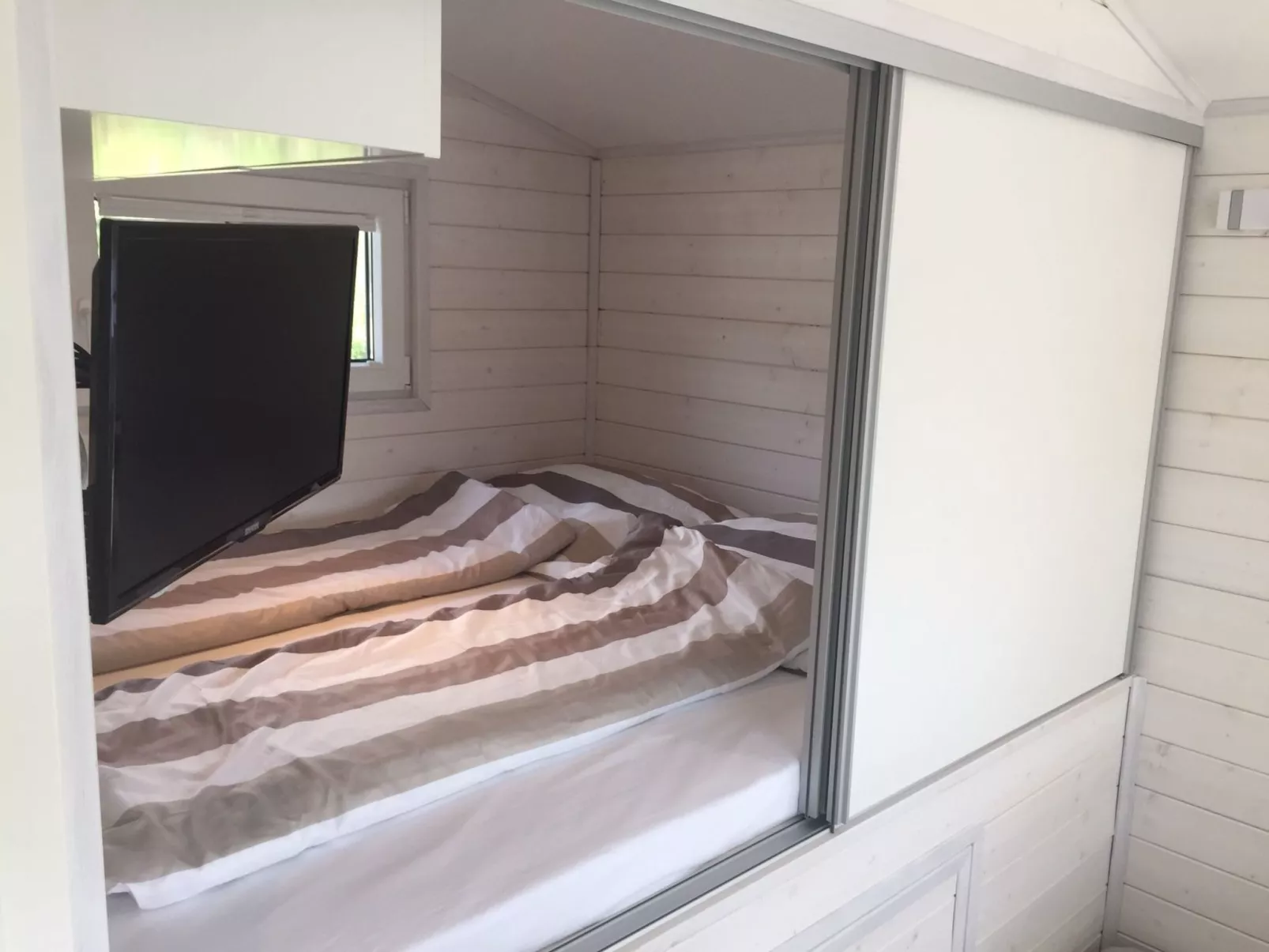 Hausboot KHT 1 Lacet mit Elektrokamin im Salon, 1 Schlafraum, Küche, Duschbad m - Image-tags.info