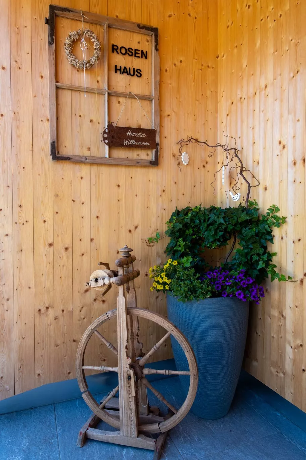 Ruhig mit einem herrlichen Blick auf die Berge. - Image-tags.info