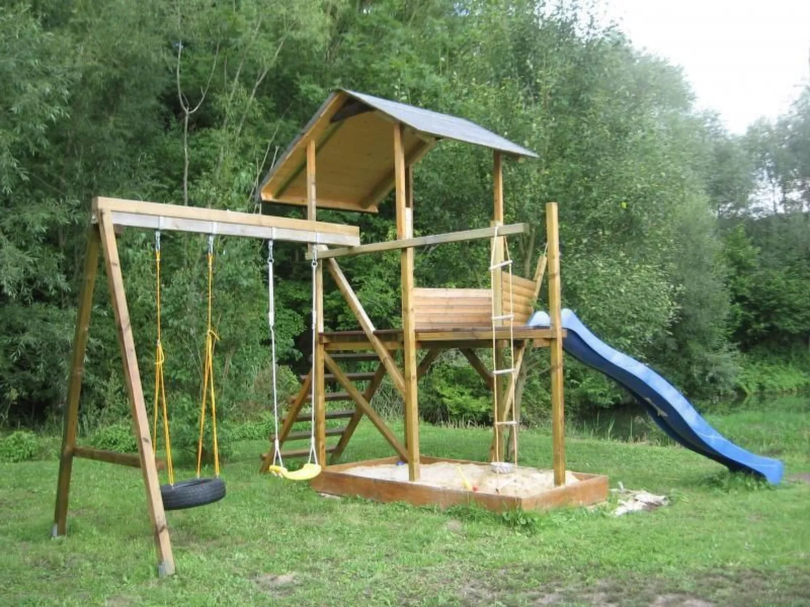 Mit naturnahen Badeteich - Image-tags.info