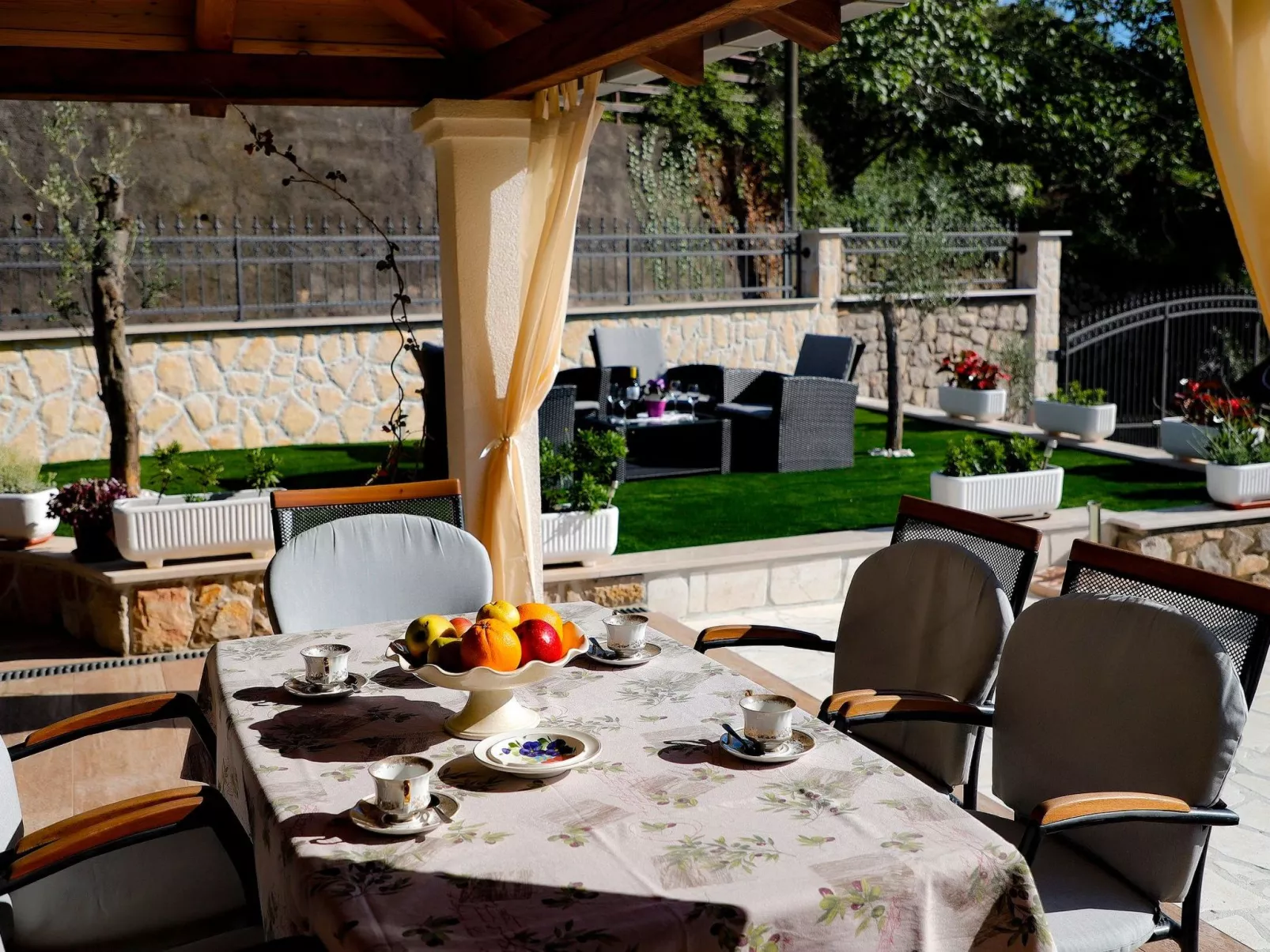 "Mela" mit Blick auf das Wasser - Image-tags.info