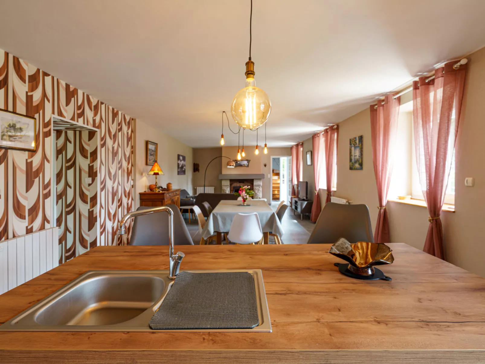 Les Volets Rouges-Binnen