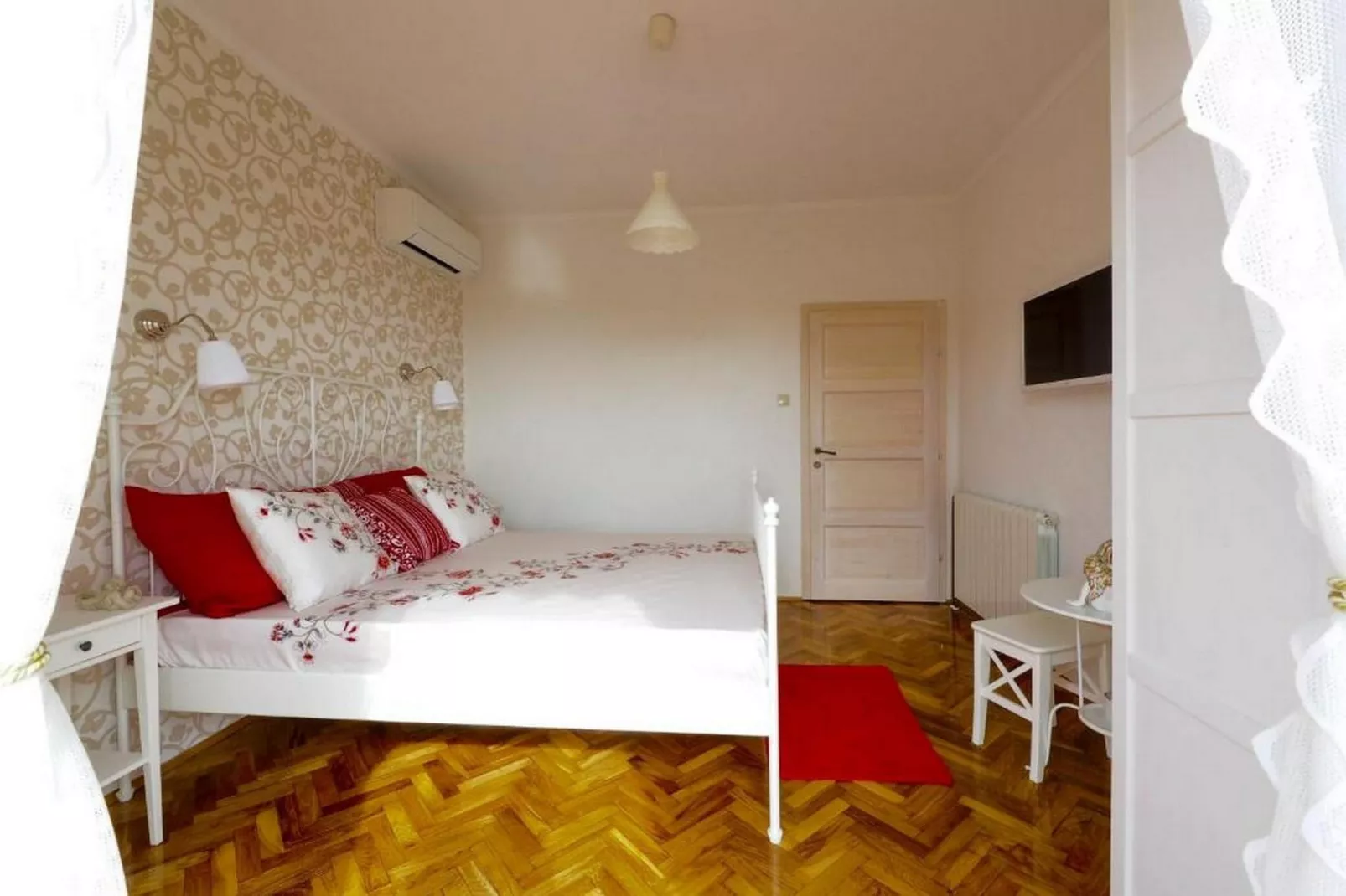 Villa Antonija - Four-Bedroom Villa with Terrace and Private Pool-Slaapkamer