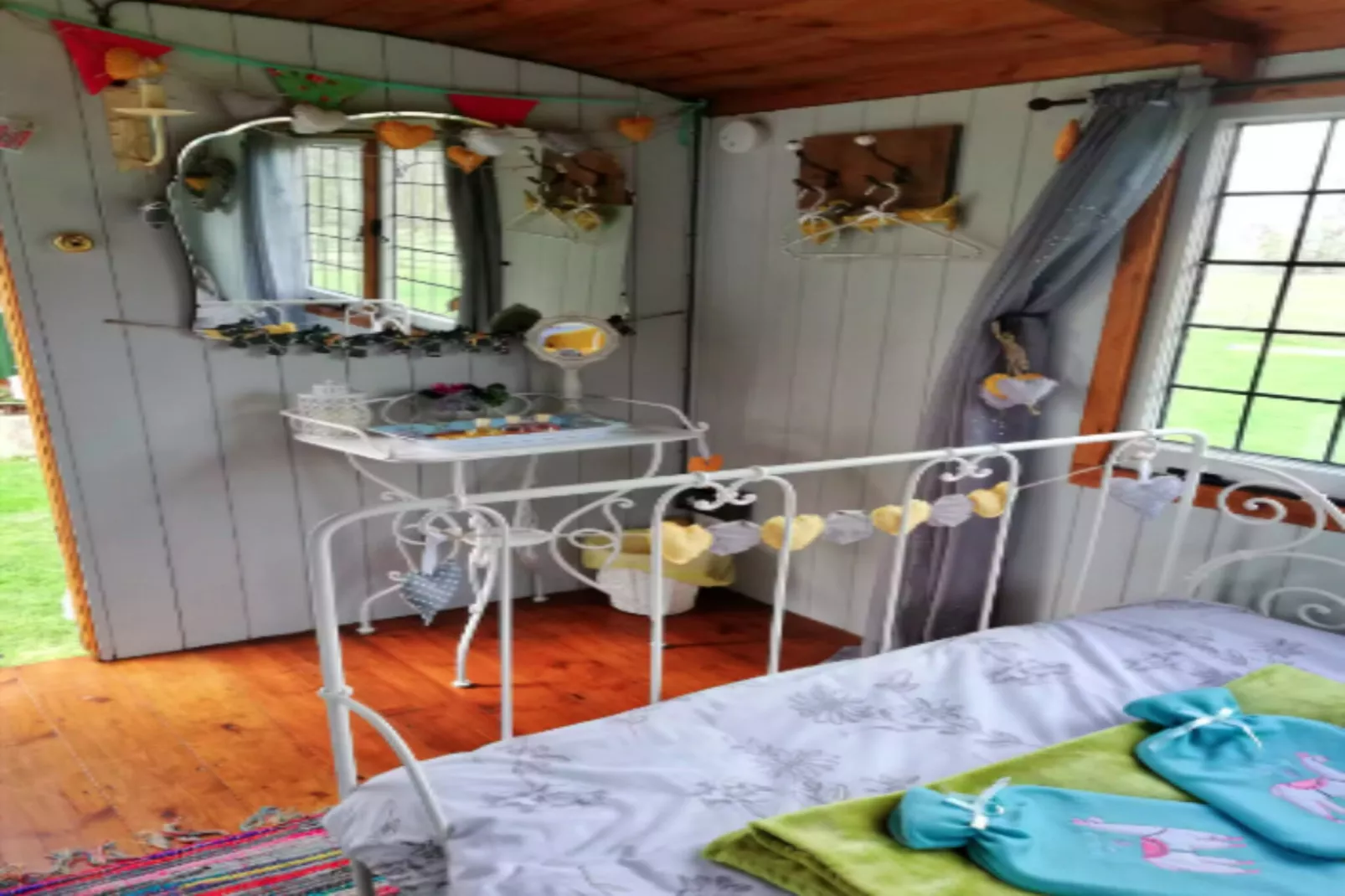 Shepherd's Hut at Hilltop Farm-Slaapkamer