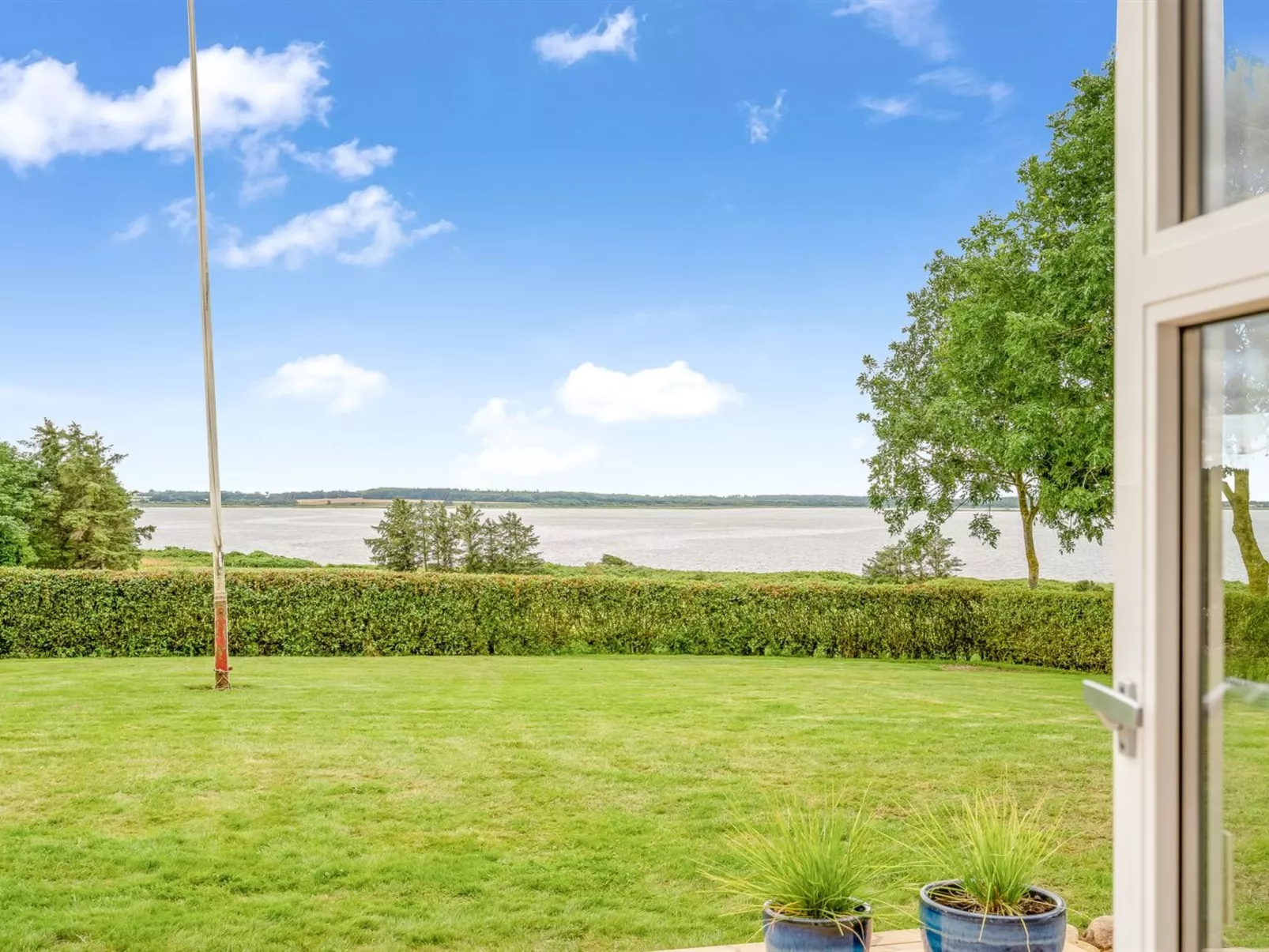 "Erja" - 300m to the fjord-Buiten