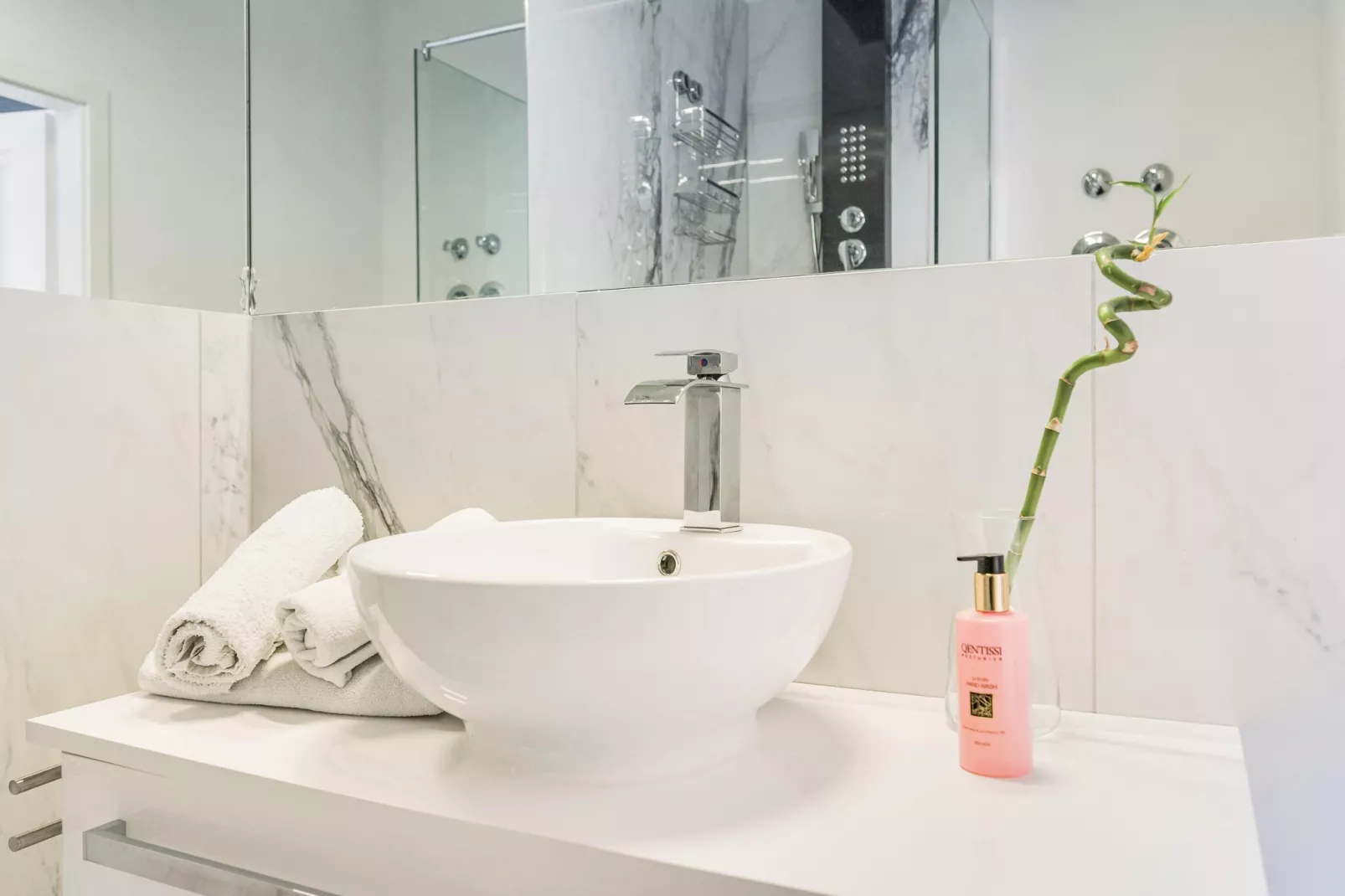 Apartment Bad Camberg-Badkamer