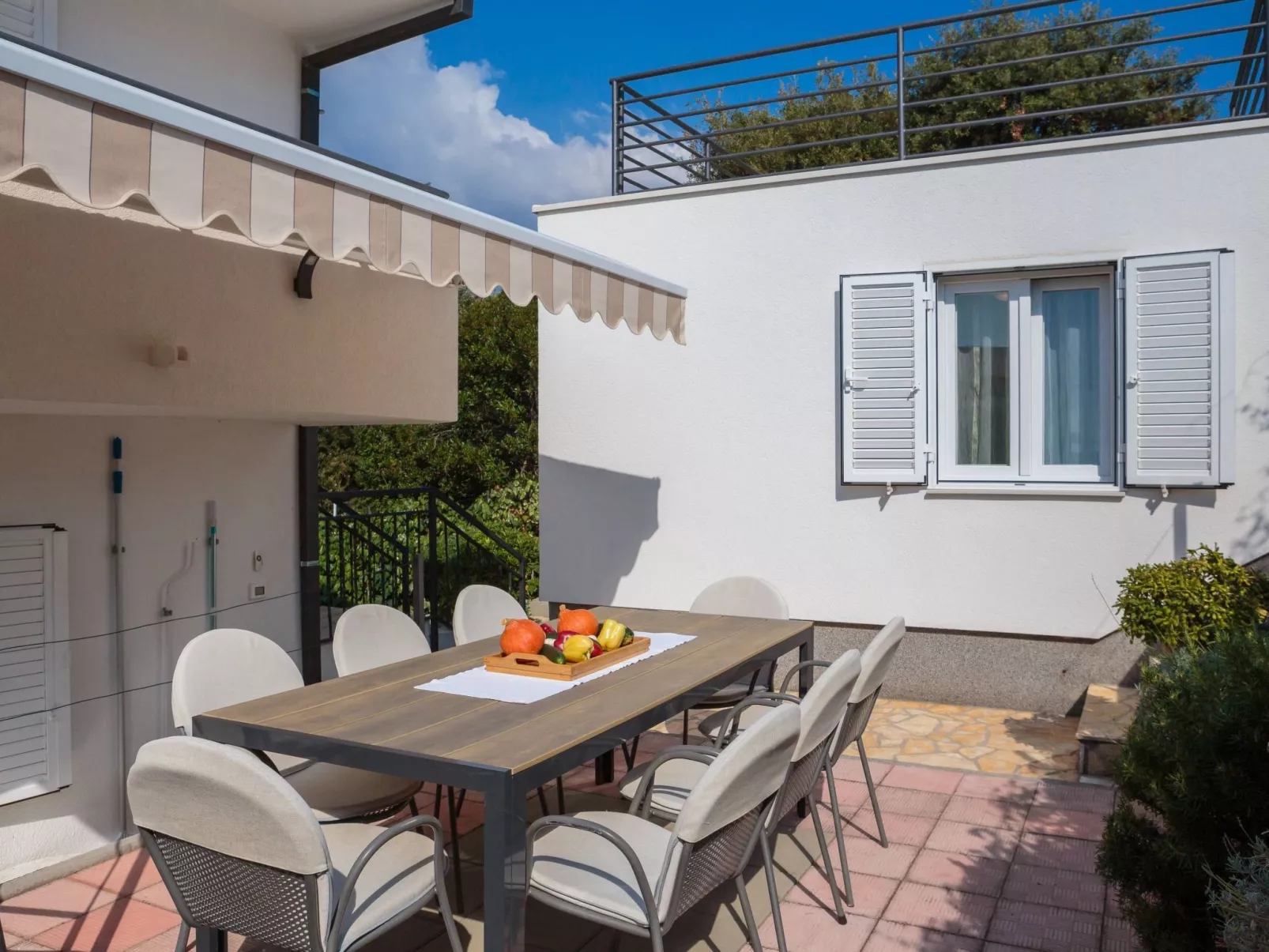 "Villa Silvio" mit Blick auf das Wasser-Image-tags.info