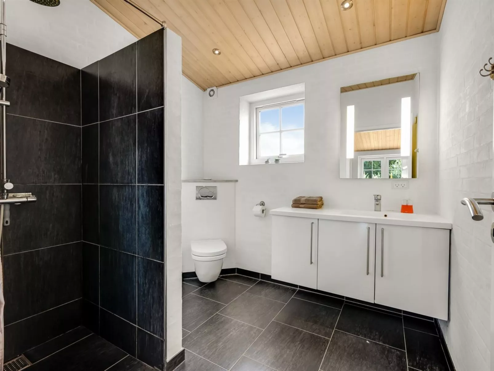 "Sod" - 3.2km from the sea - Binnen