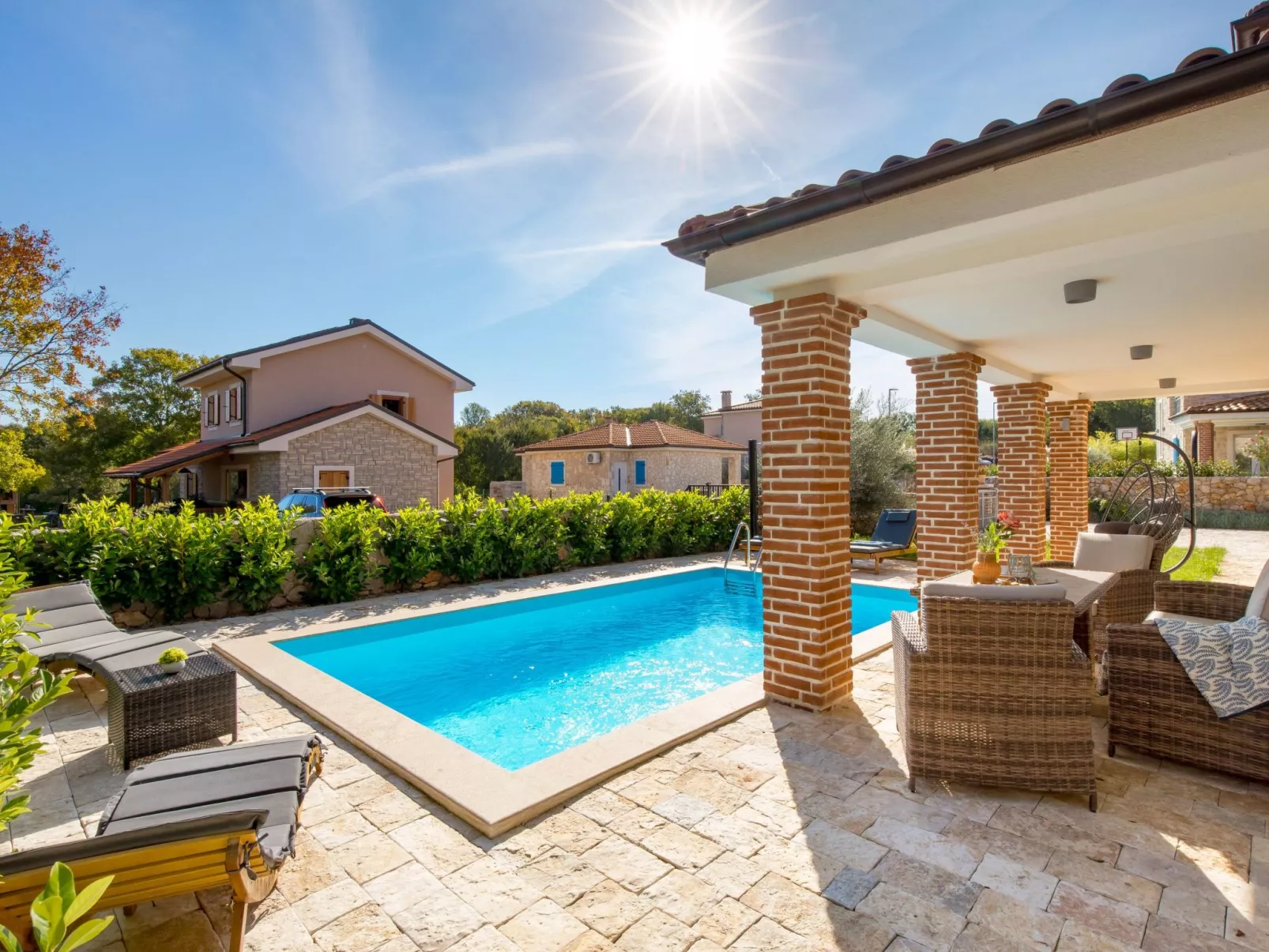 Romantische Villa mit Pool, umgeben von Natur - Image-tags.info