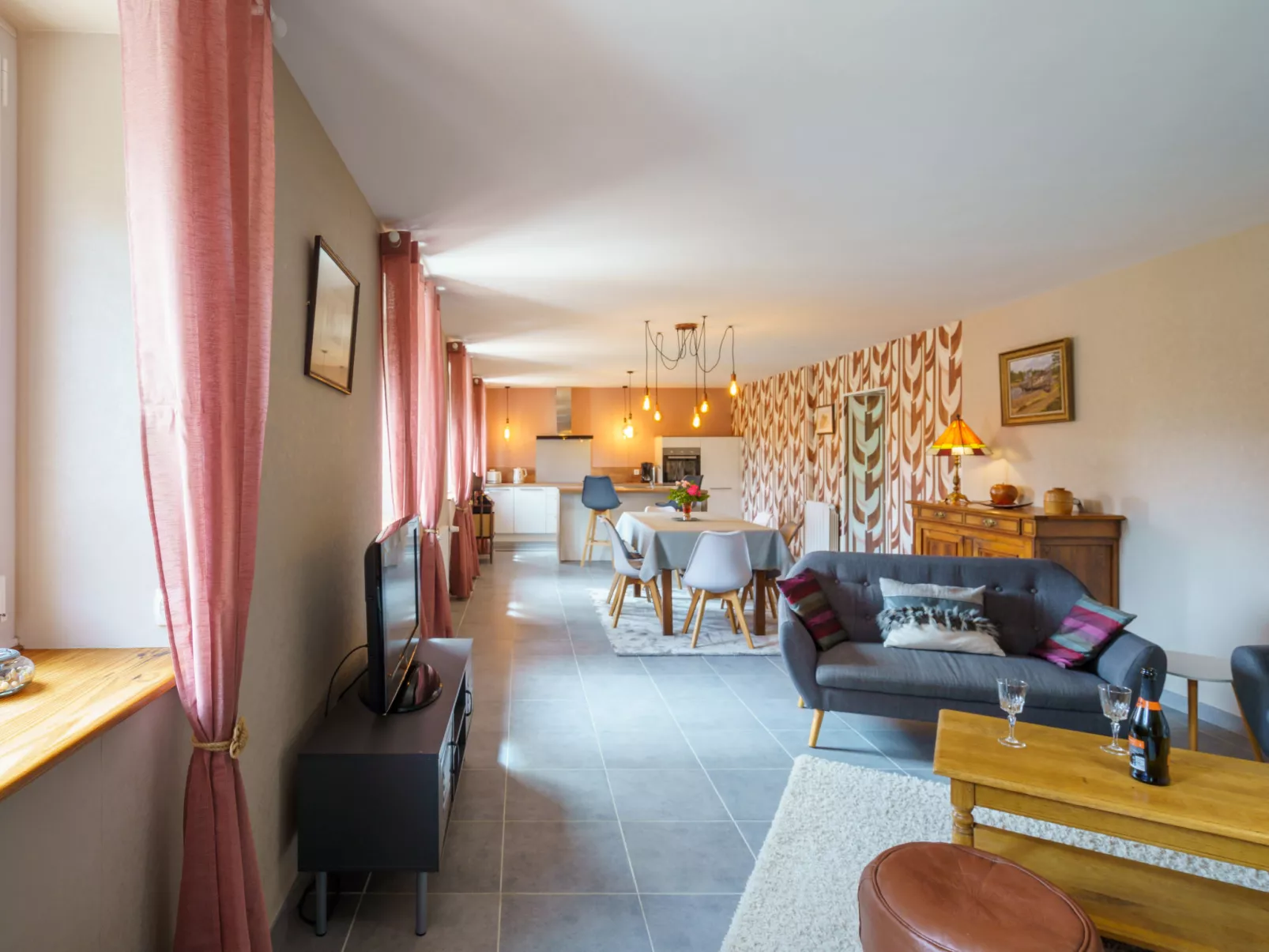 Les Volets Rouges-Binnen