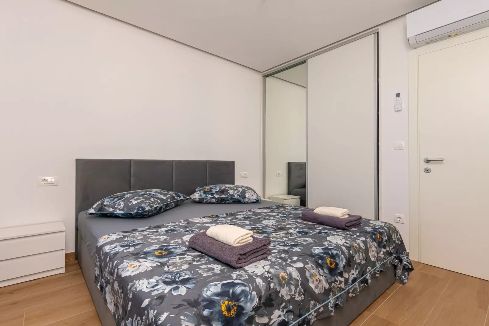 Apartments Hope (Dugi Rat) - Three-Bedroom Apartment with Jacuzzi  (Stanko) - Slaapkamer