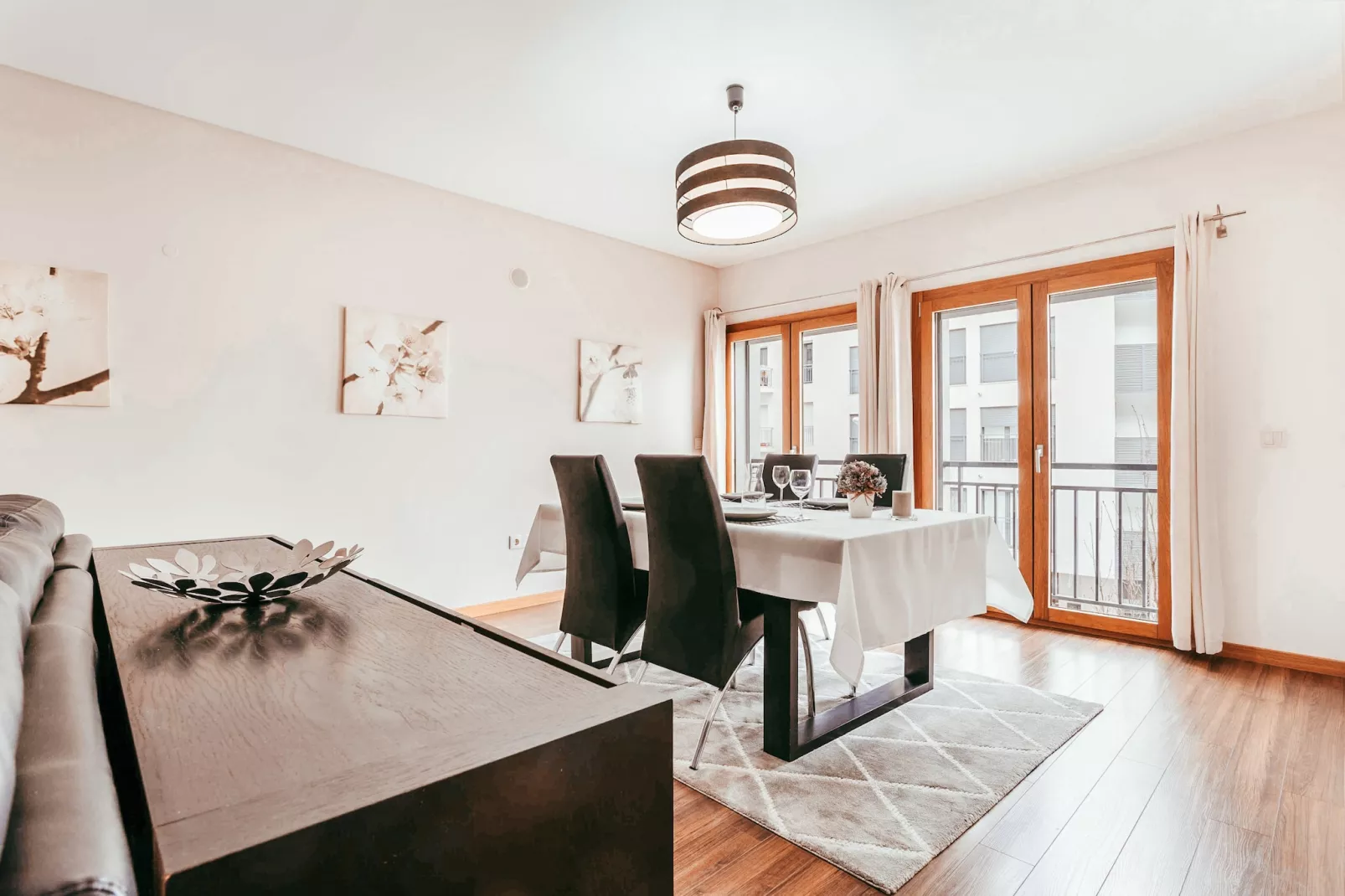 Modern & Elegant 2 bedroom in Amadora by GT House-Eetkamer