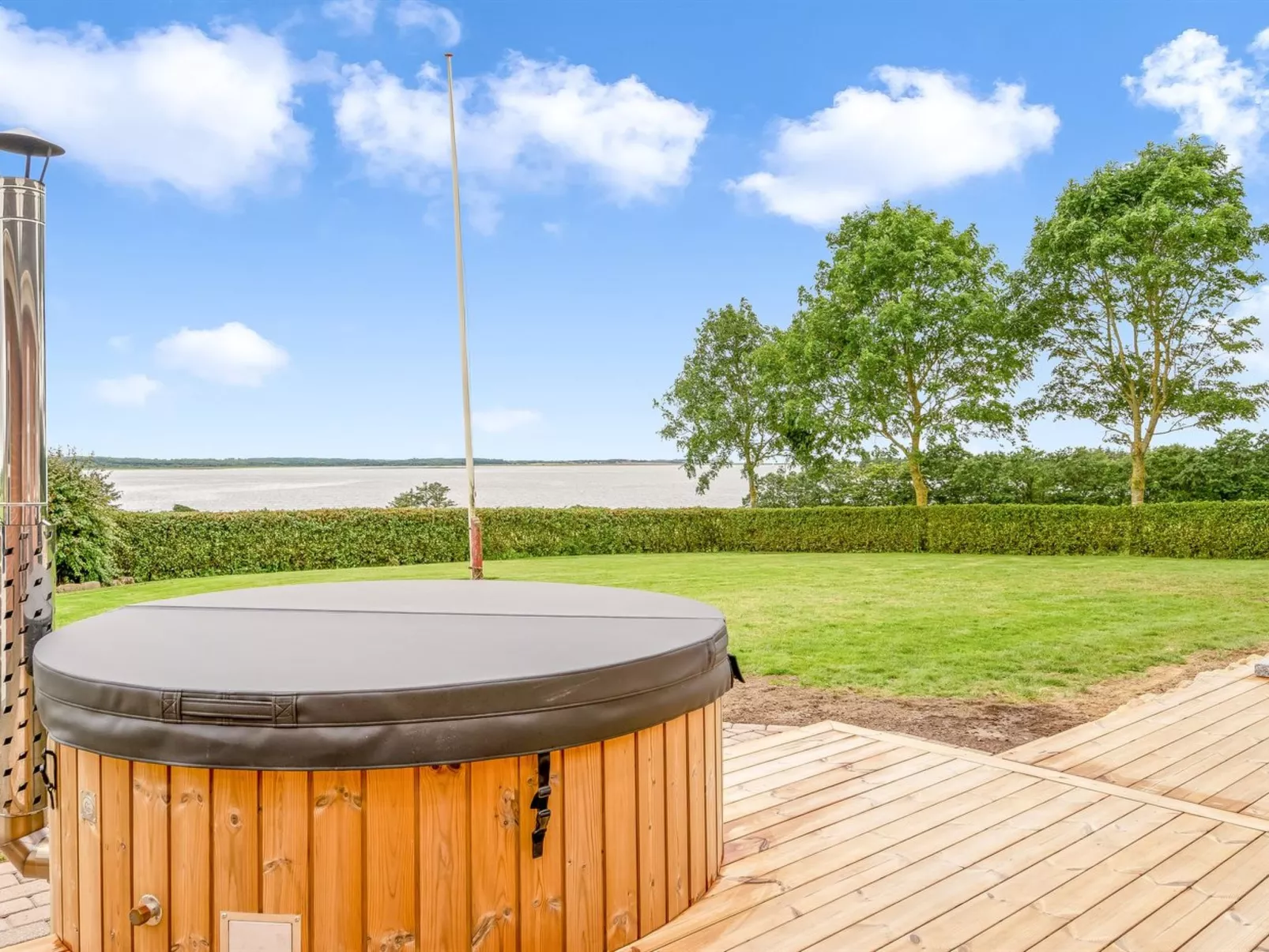 "Erja" - 300m to the fjord-Binnen