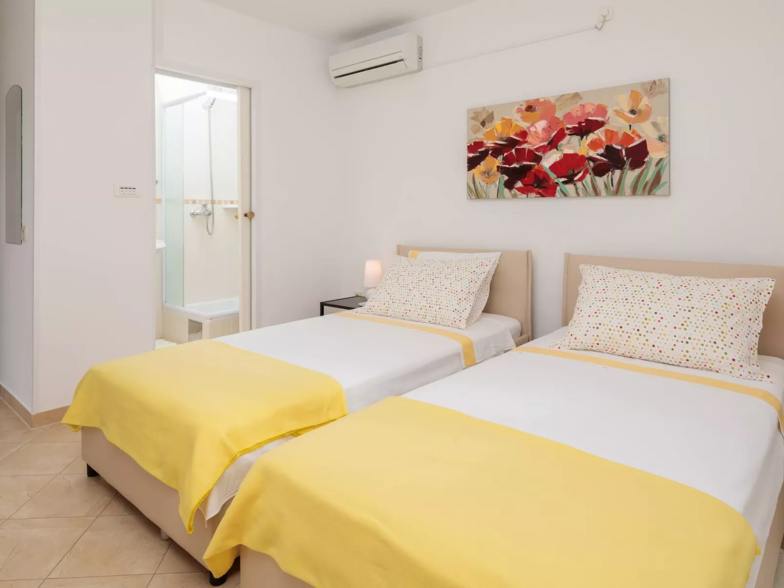 "Villa Silvio" mit Blick auf das Wasser-Image-tags.info