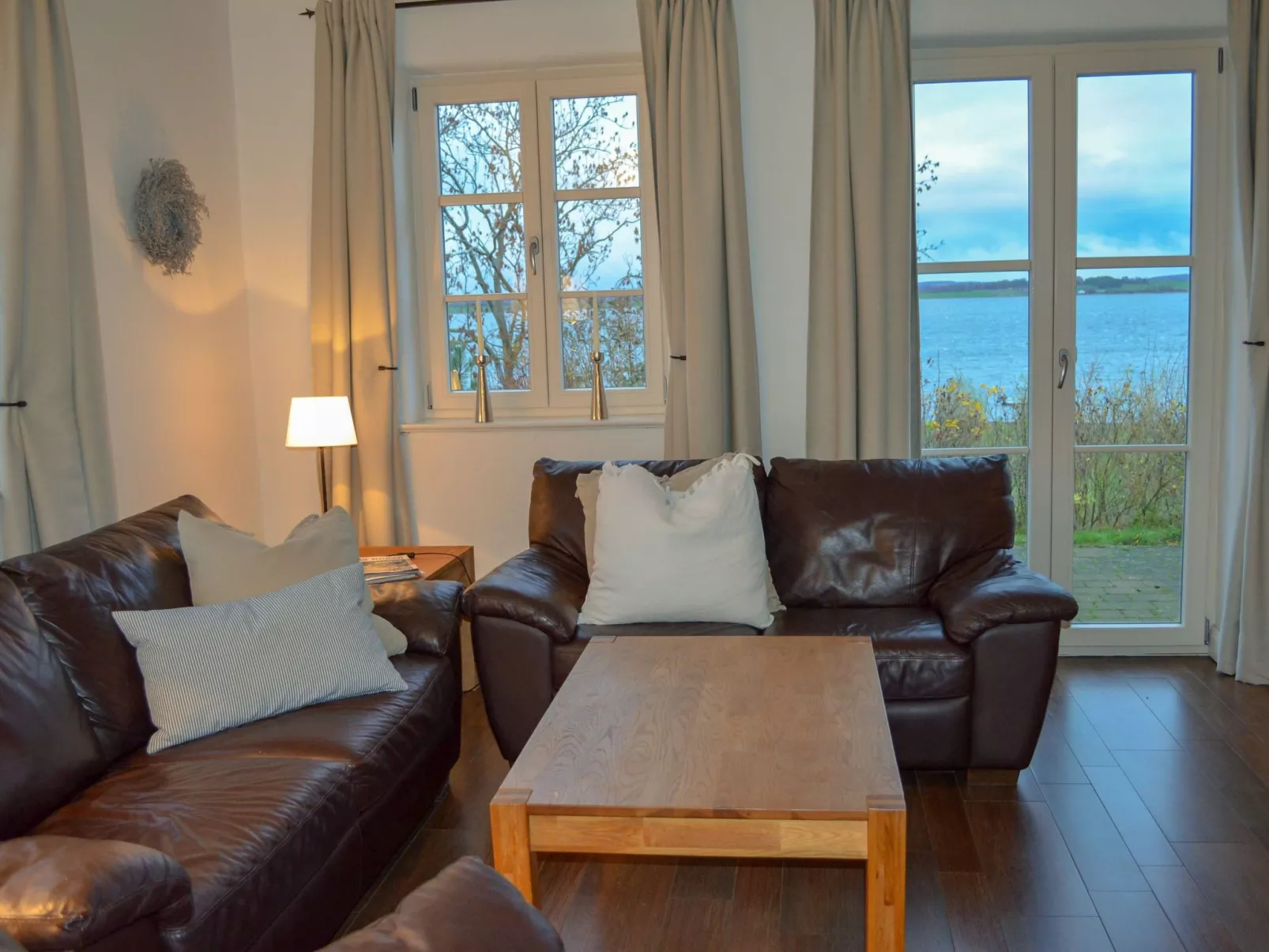 TRADITIONELLES REETDACHHAUS MIT SAUNA, KAMINOFEN UND PRIVATEM WASSERZUGANG - Image-tags.info